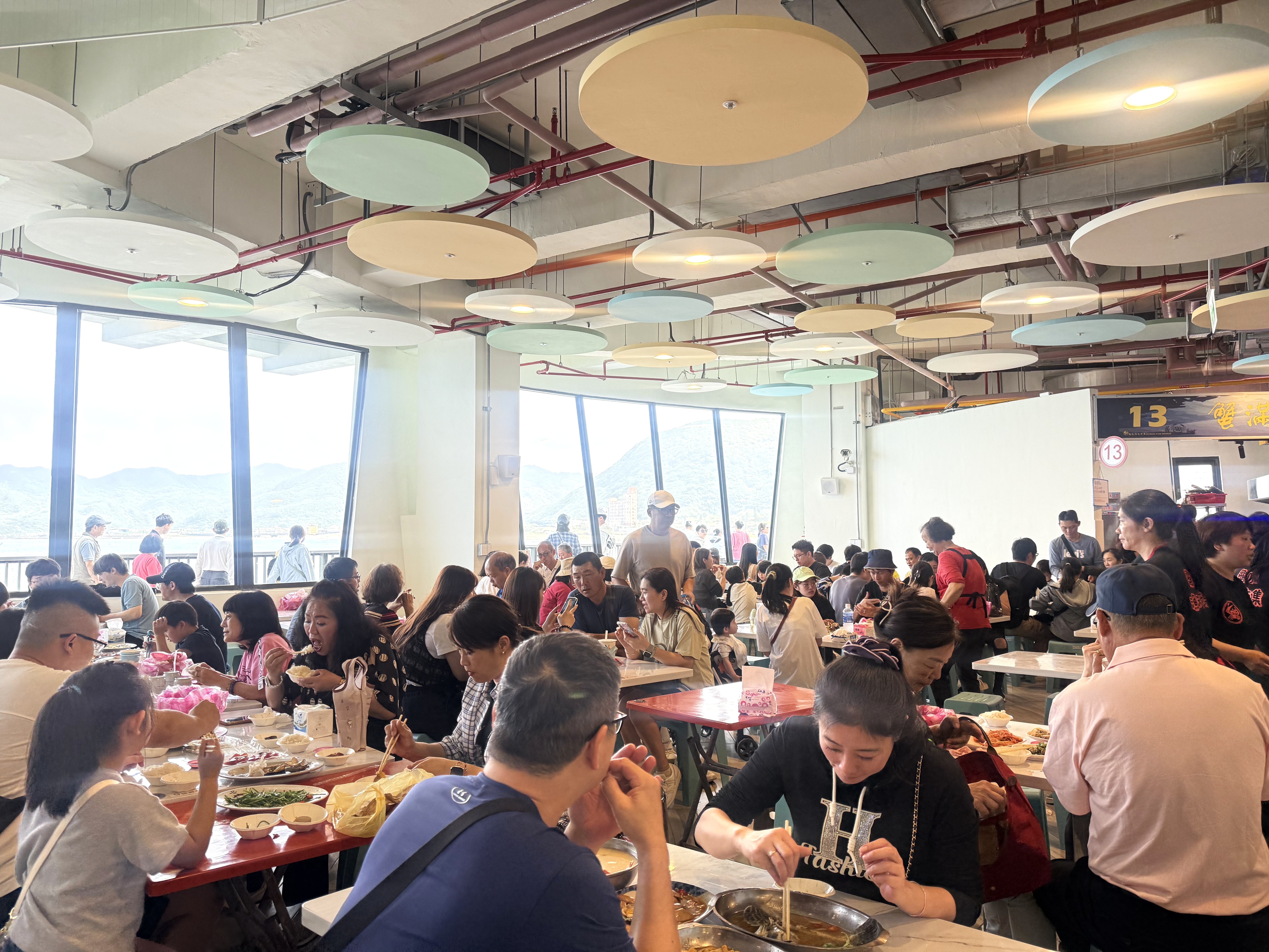 龜吼漁夫市集二樓販售各式海鮮料理