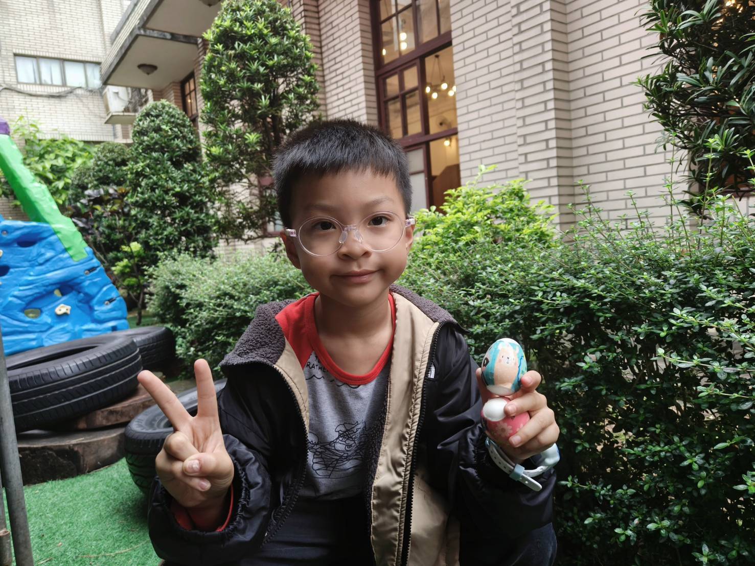 小朋友開心展示領到的復活節福音彩蛋，象徵基督復活的希望與新生命。