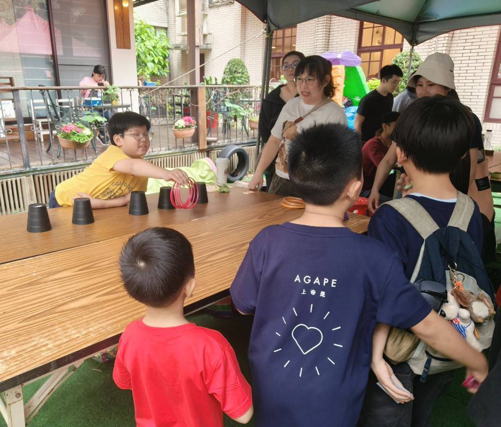 ​親子遊戲區熱鬧滾滾，民眾透過套圈圈、卡牌遊戲等闖關活動增進親子關係。