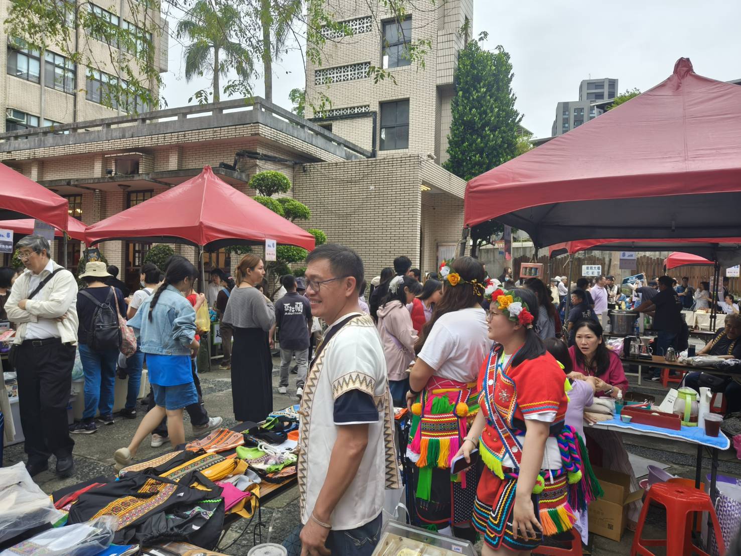 ​園遊會攤位展示原住民特色手作品，吸引民眾體驗多元文化饗宴。