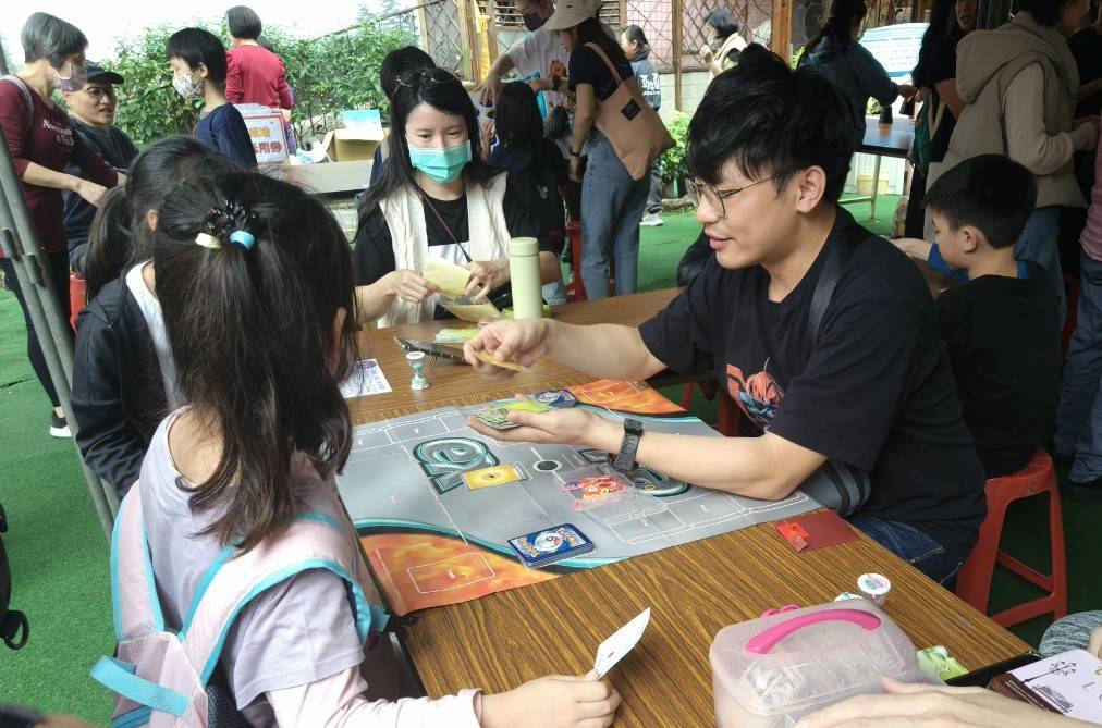 民眾透過套圈圈、卡牌遊戲等闖關活動增進親子關係。
