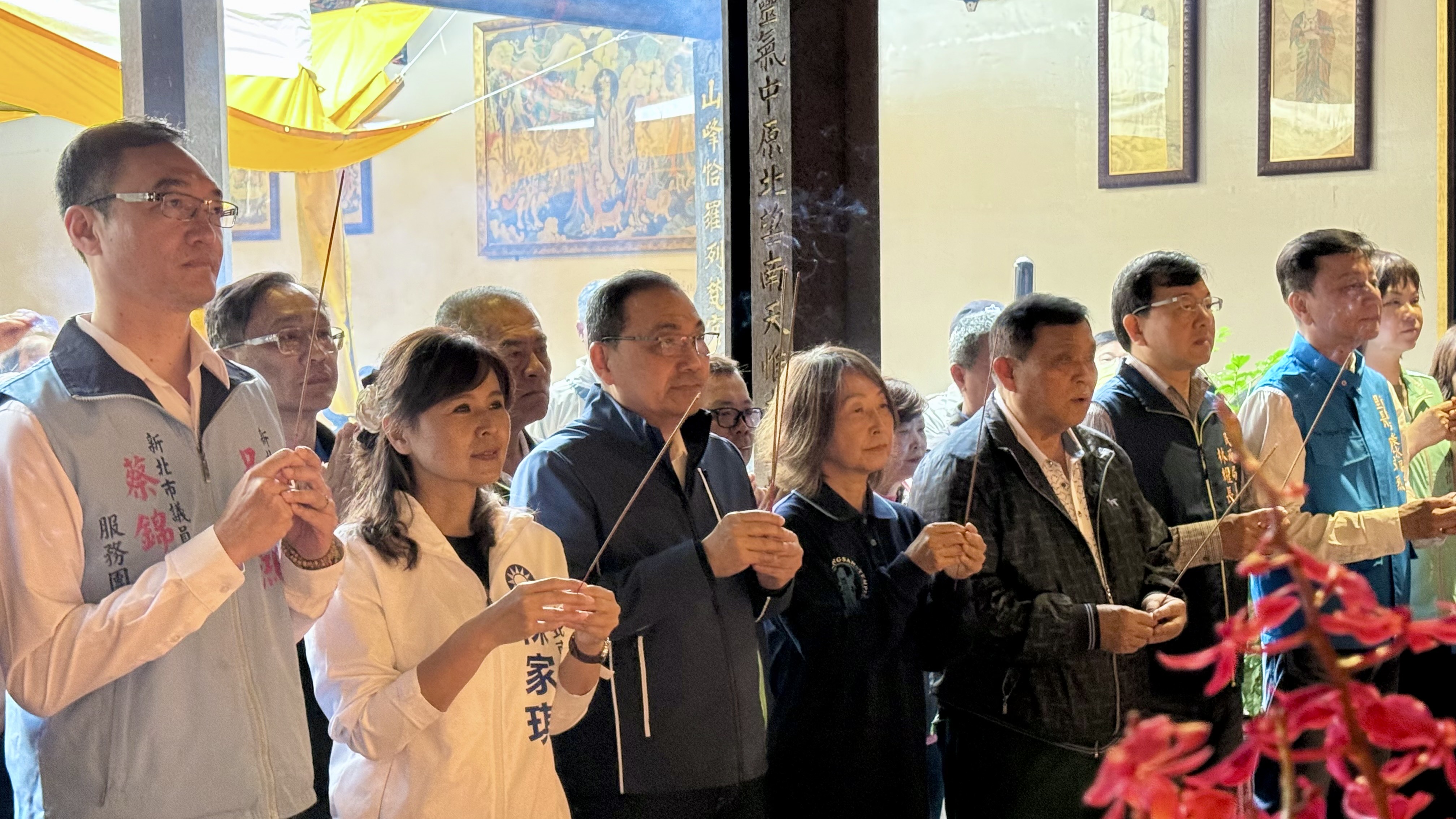 今日為觀世音菩薩聖誕，新北市長侯友宜特別前往淡水百年古蹟龍山寺參香祈福