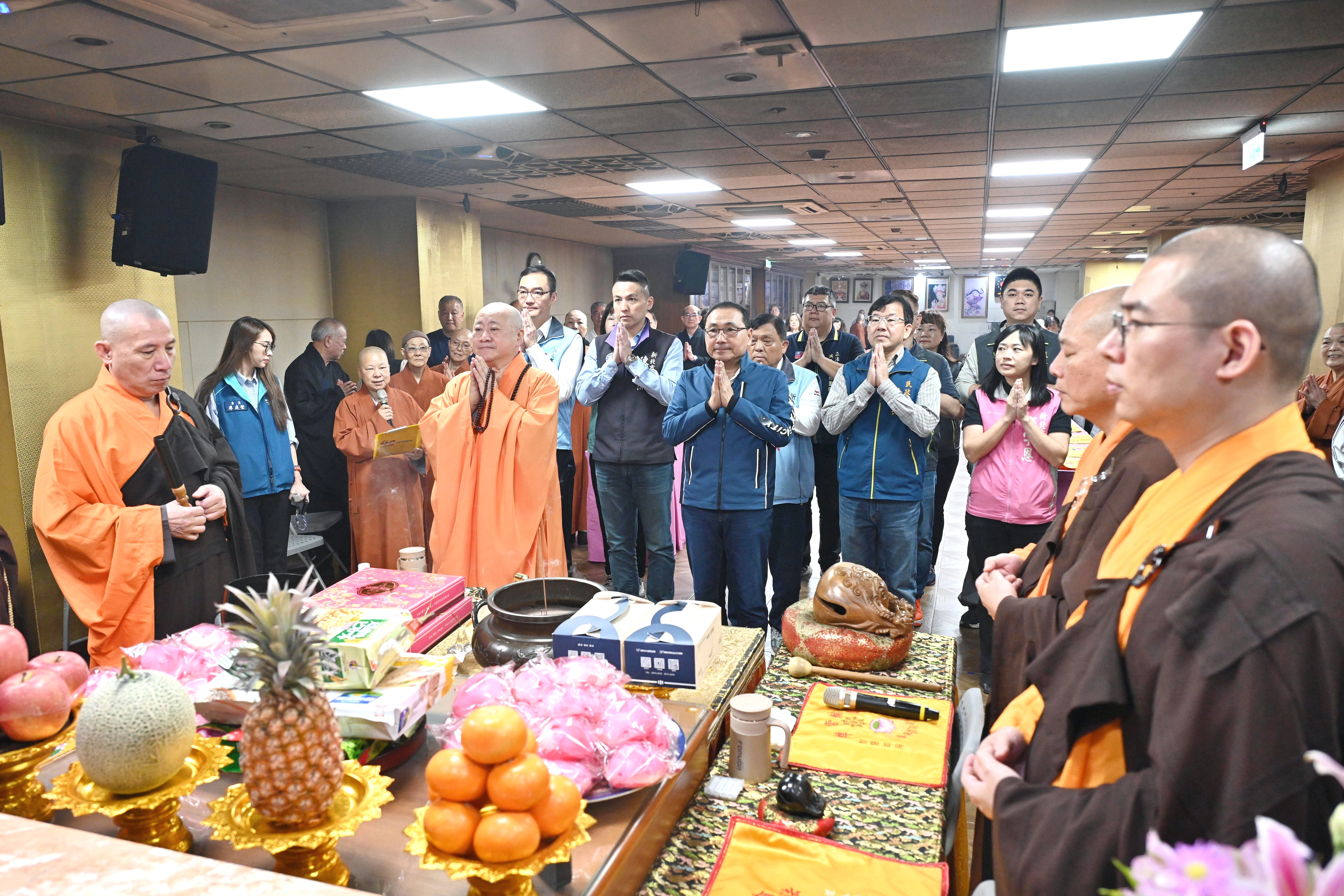 今日為觀世音菩薩聖誕，新北市長侯友宜特別前往十方學舍淡水北舍參香祈福