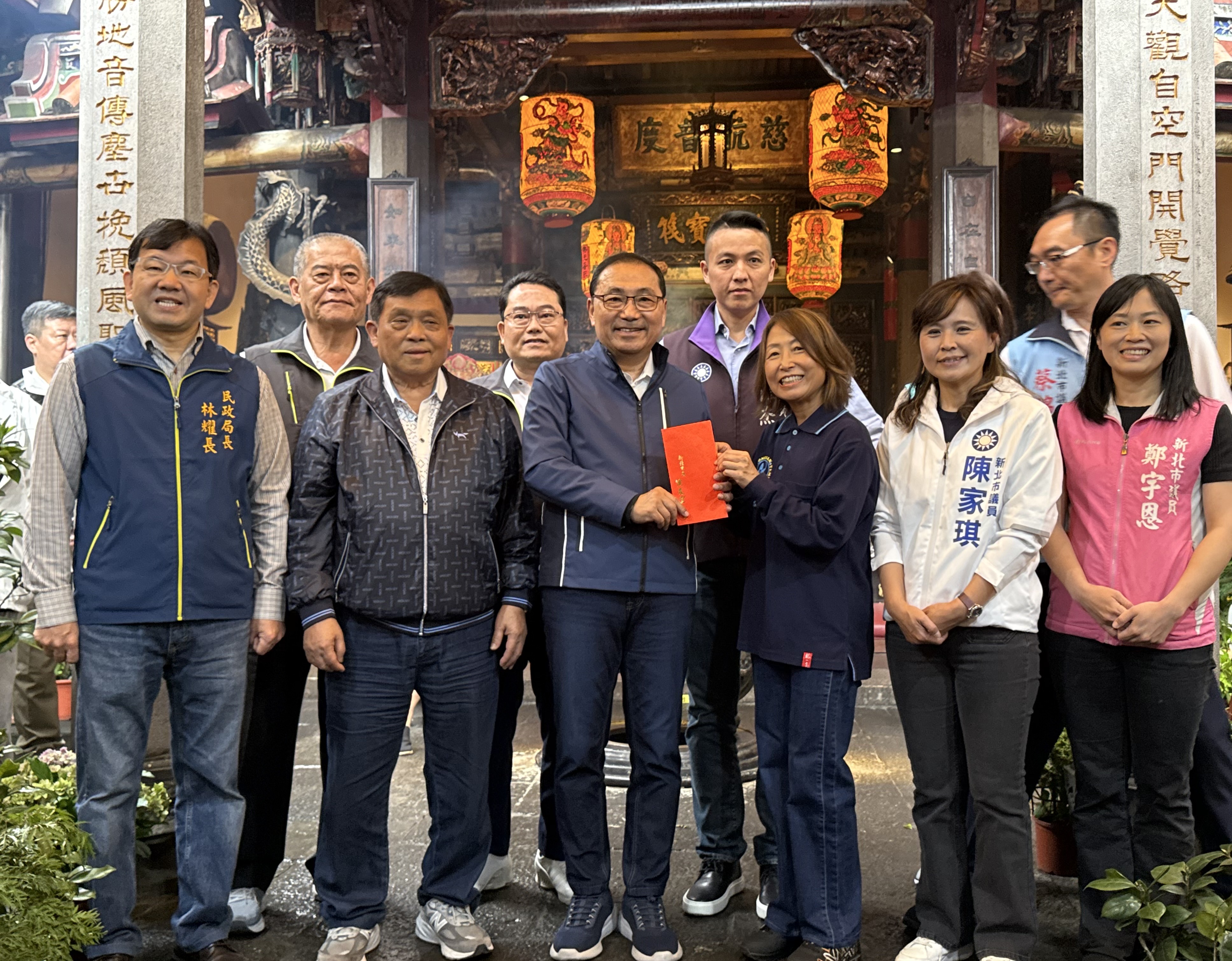 侯友宜致贈淡水龍山寺香油錢