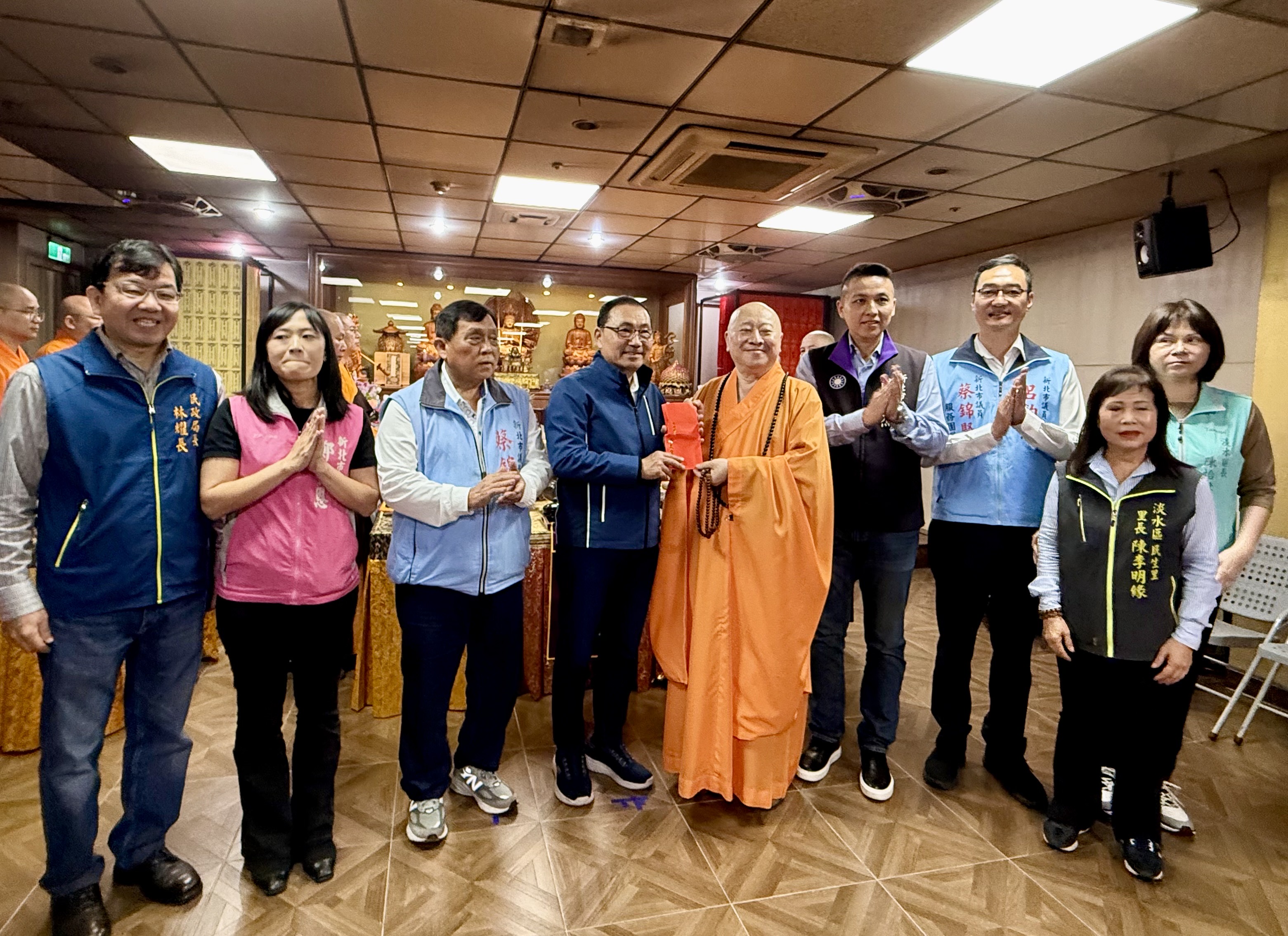 侯友宜致贈十方學舍香油錢