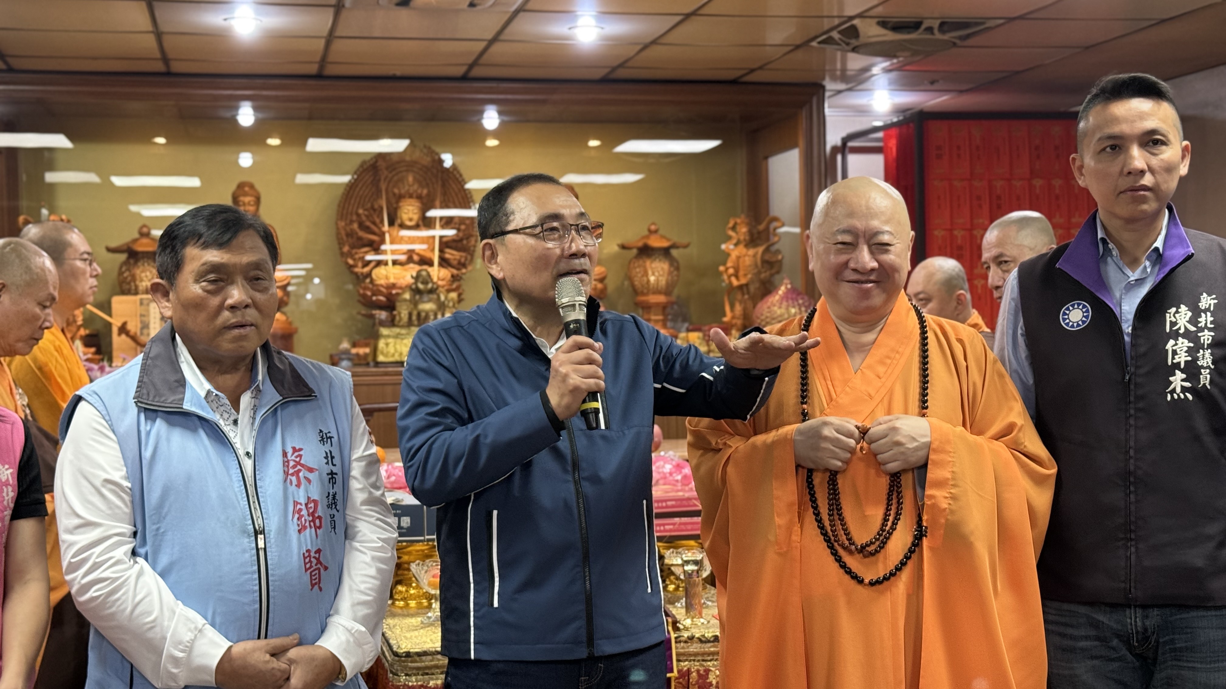侯友宜感謝如乘法師同時身兼新北市佛教會理事長每年捐款助弱勢