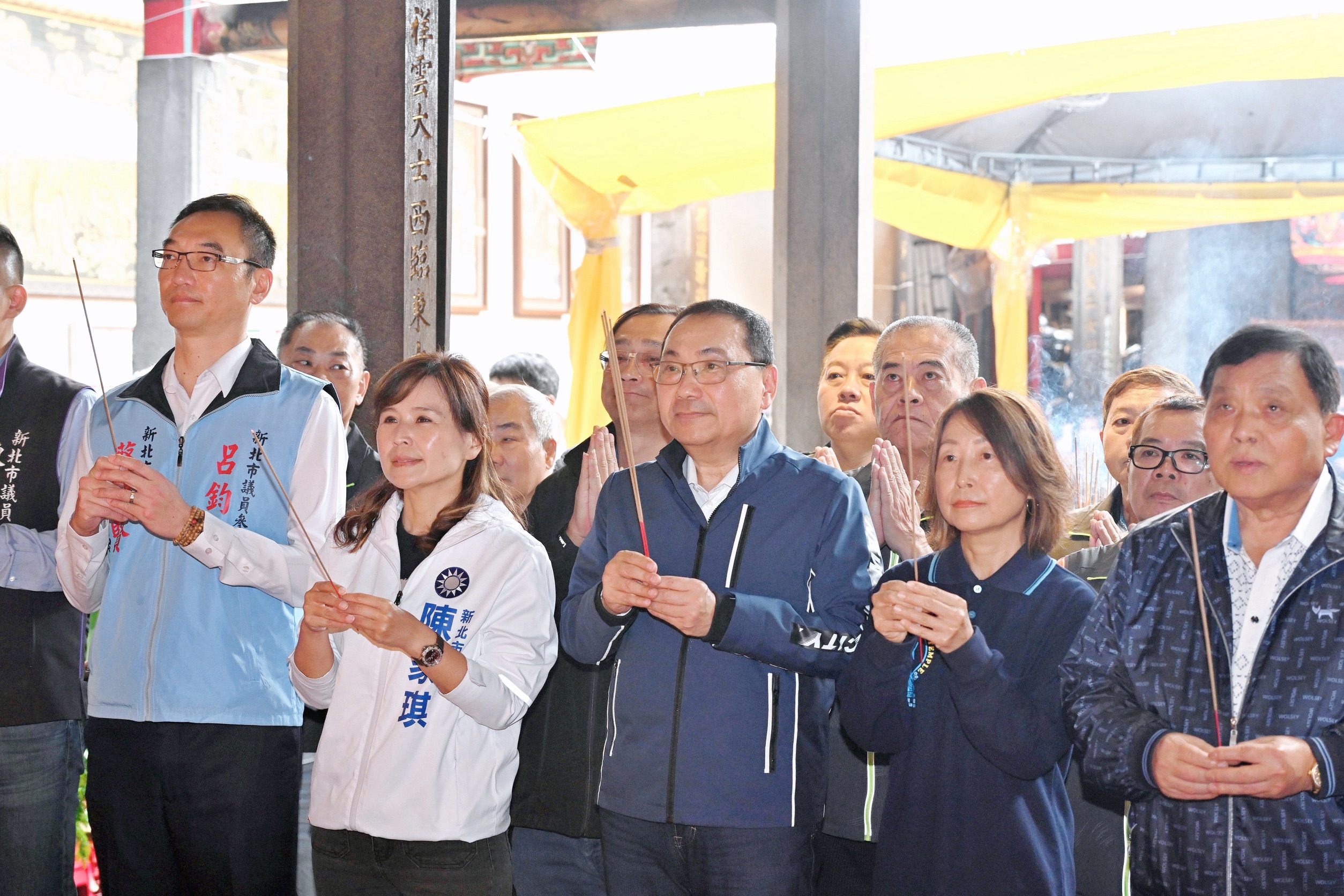 今（6）日適逢觀音佛祖聖誕，新北市長侯友宜前往淡水龍山寺及十方學舍淡水北舍參拜祝壽。