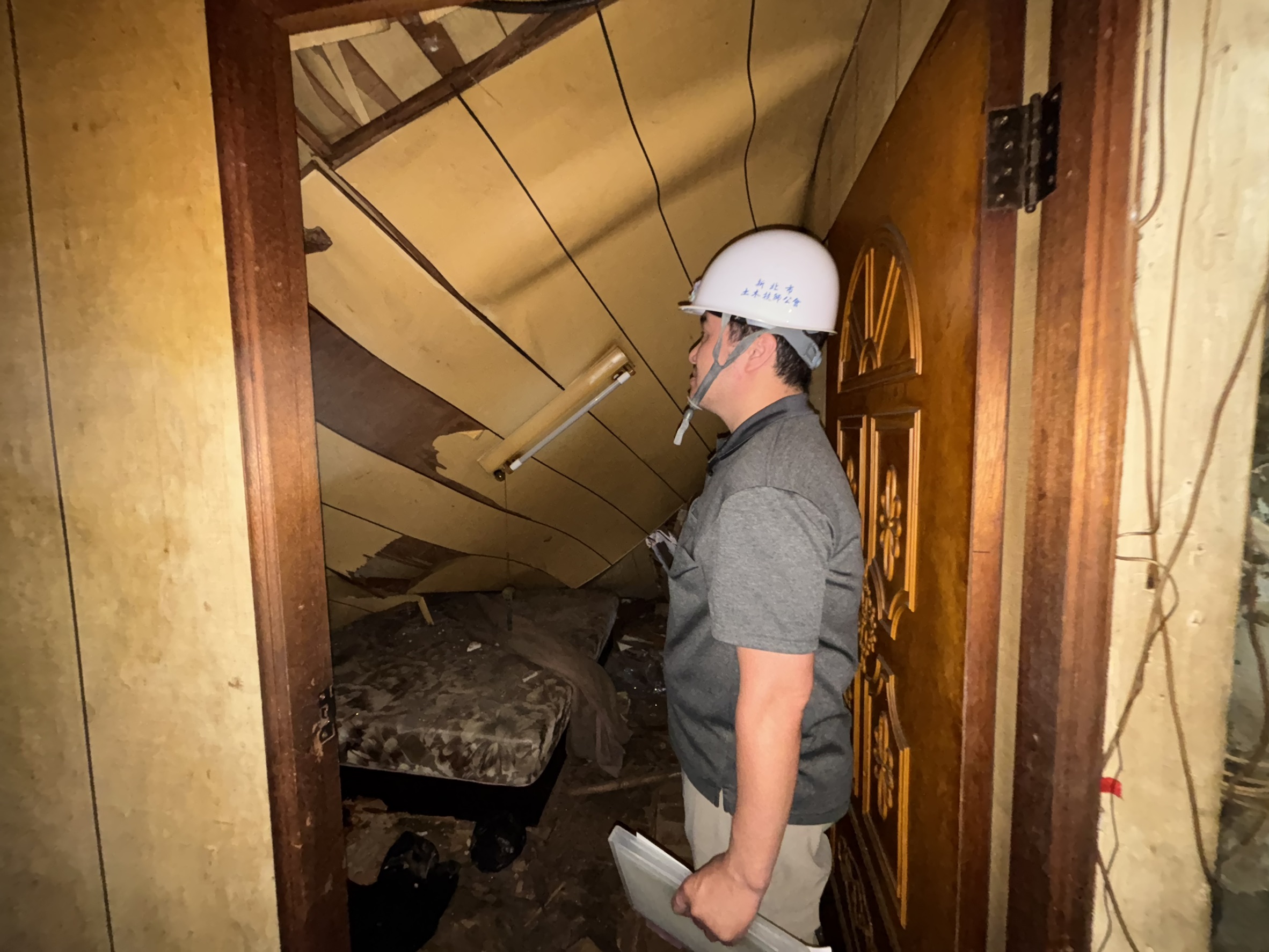 技師勘查發現2樓木構造橫梁腐朽，導致天花板大面積掉落，建議清理後施作防止掉落之安全措施。