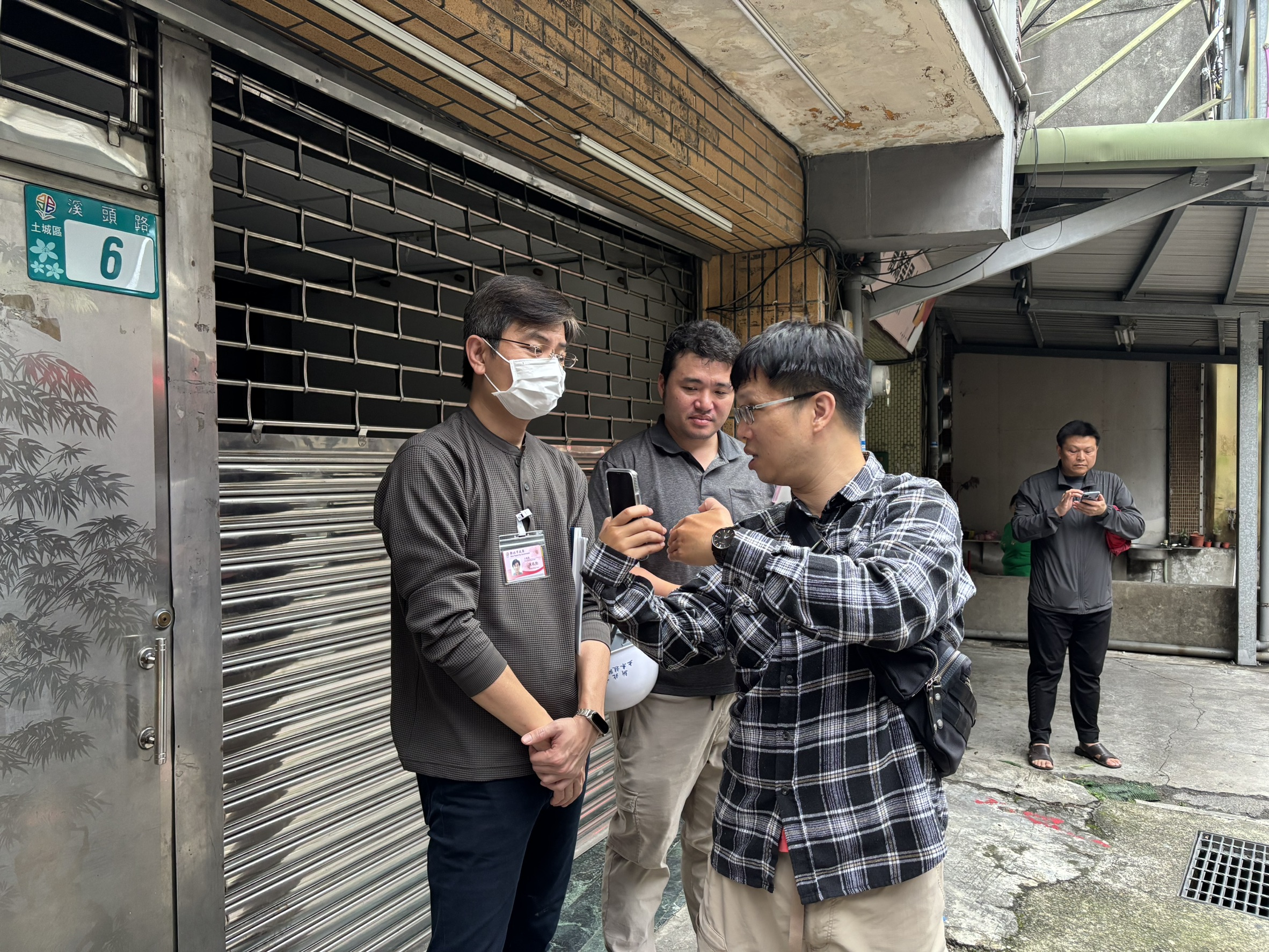 土城區中央路四段一處2層樓的加強磚造建物，屋頂突發生坍塌，工務局第一時間會同專業技師到場勘查。