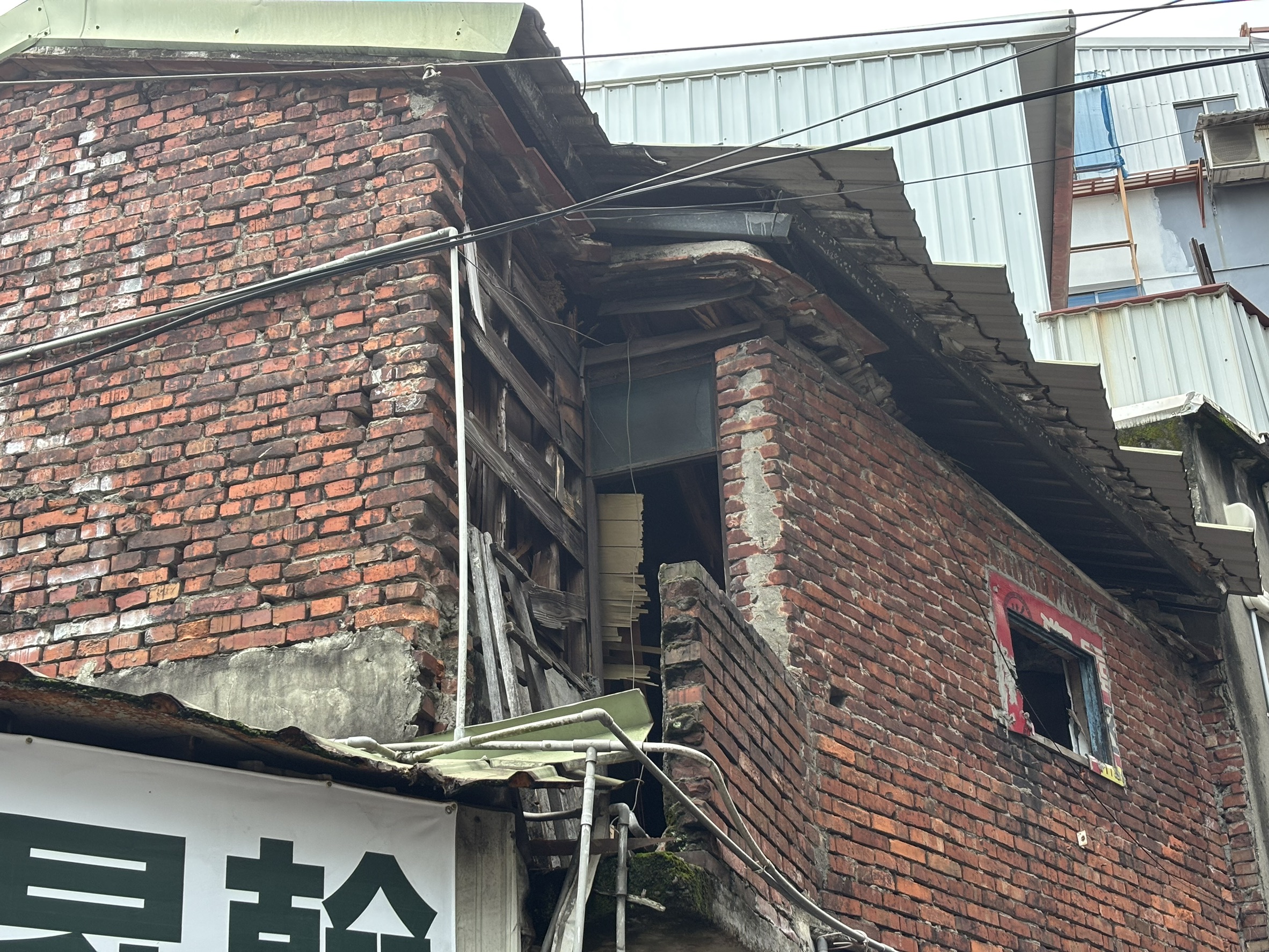 土城區中央路四段一棟建築物，2樓屋頂突然塌陷，造成一名男性脫困，消防局出動救援，男子已順利脫困。