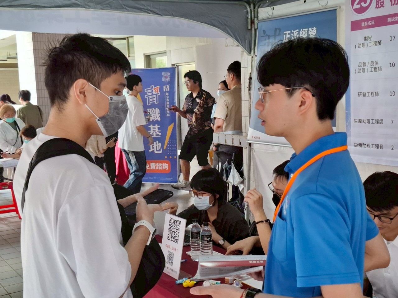 學生向廠商詢問職缺