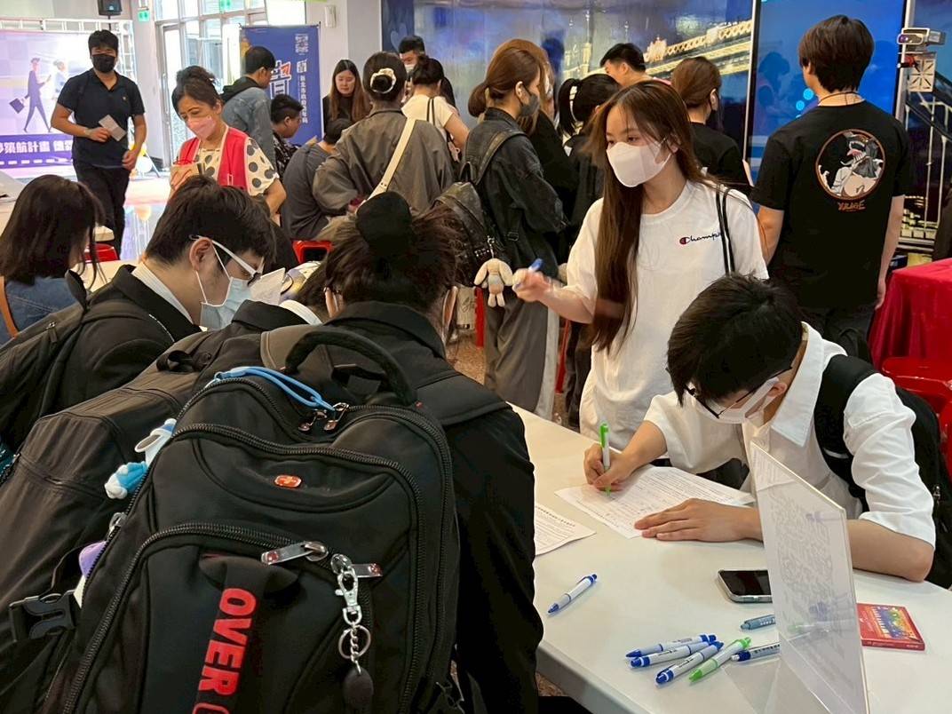 學生於資料填寫區填寫履歷