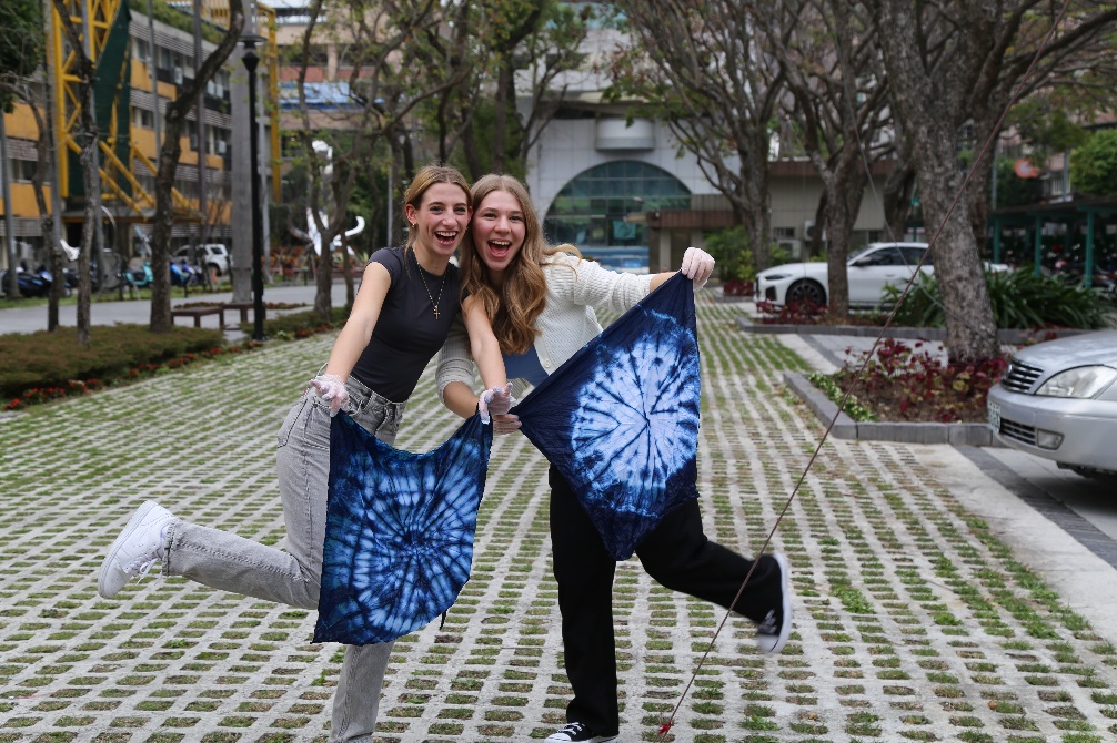 新北市立永平高中姊妹校－德國文特瑞德中學，參與藍染課程，自製客家特色藍染方巾