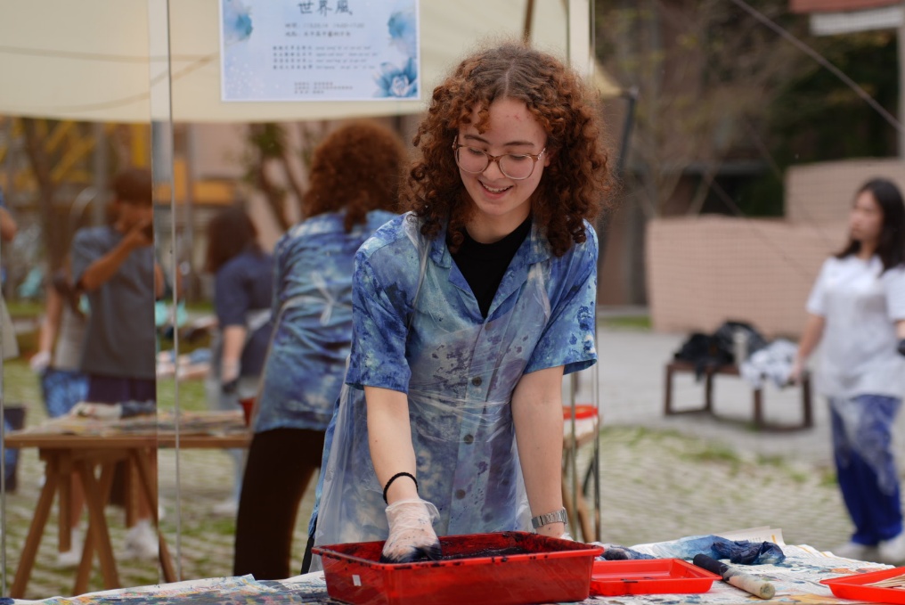 新北市立永平高中將客家體驗課程列為「必修課」，國際姊妹校交換生來交流時穿著藍染工作服親自體驗