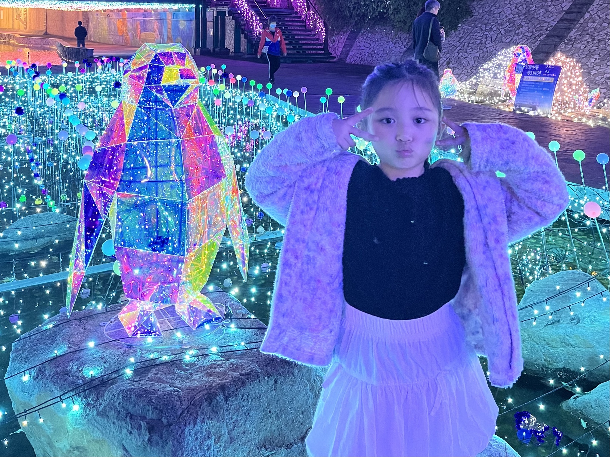 光雕企鵝超吸睛，小女孩俏皮互動超療癒