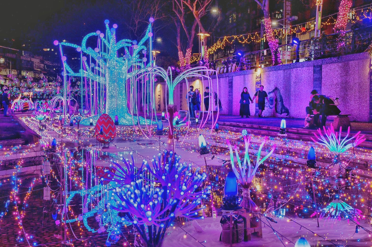 生命之樹與奇幻光影植栽交織，打造如阿凡達世界般的夢幻場景