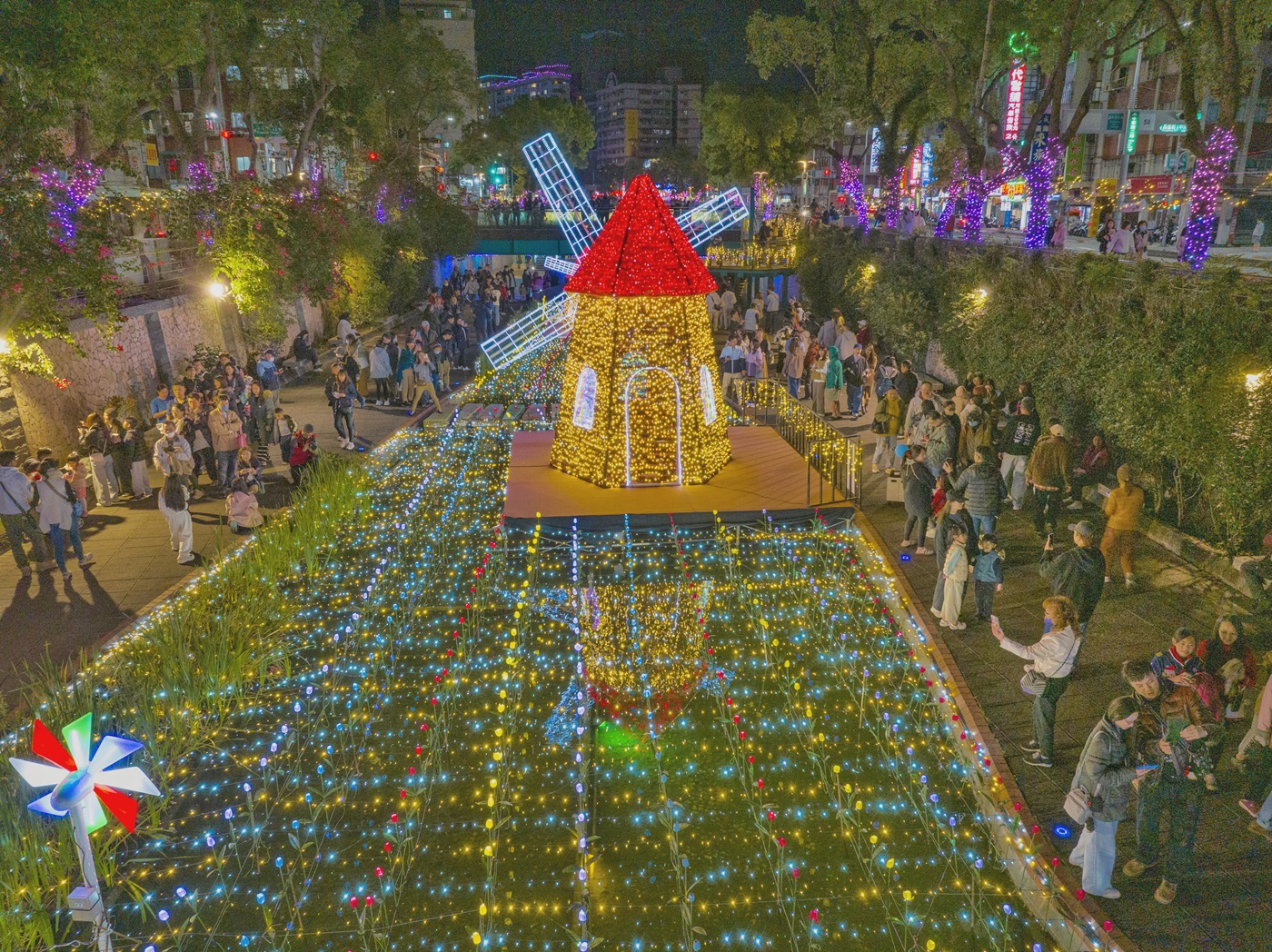 光影點亮鬱金香花海，風車造景呈現荷蘭風情氛圍