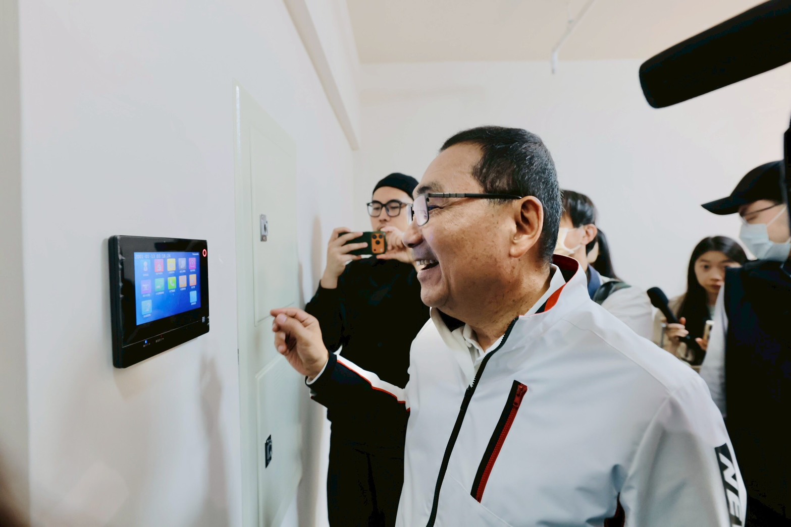 市長操作智慧玄關機監視功能
