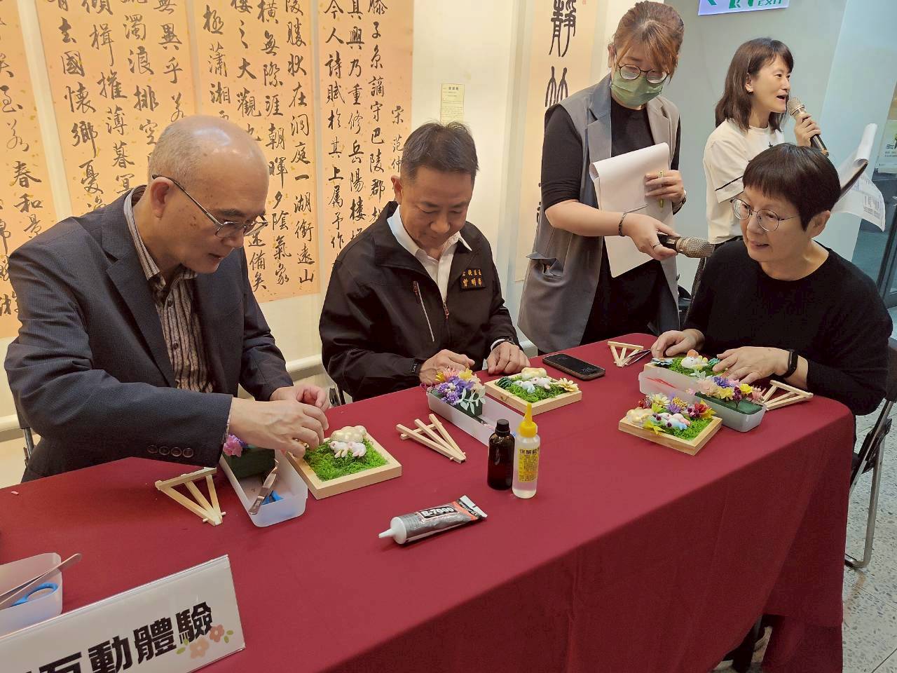 曾明華區長、黃校長與徐文尼老師互動體驗