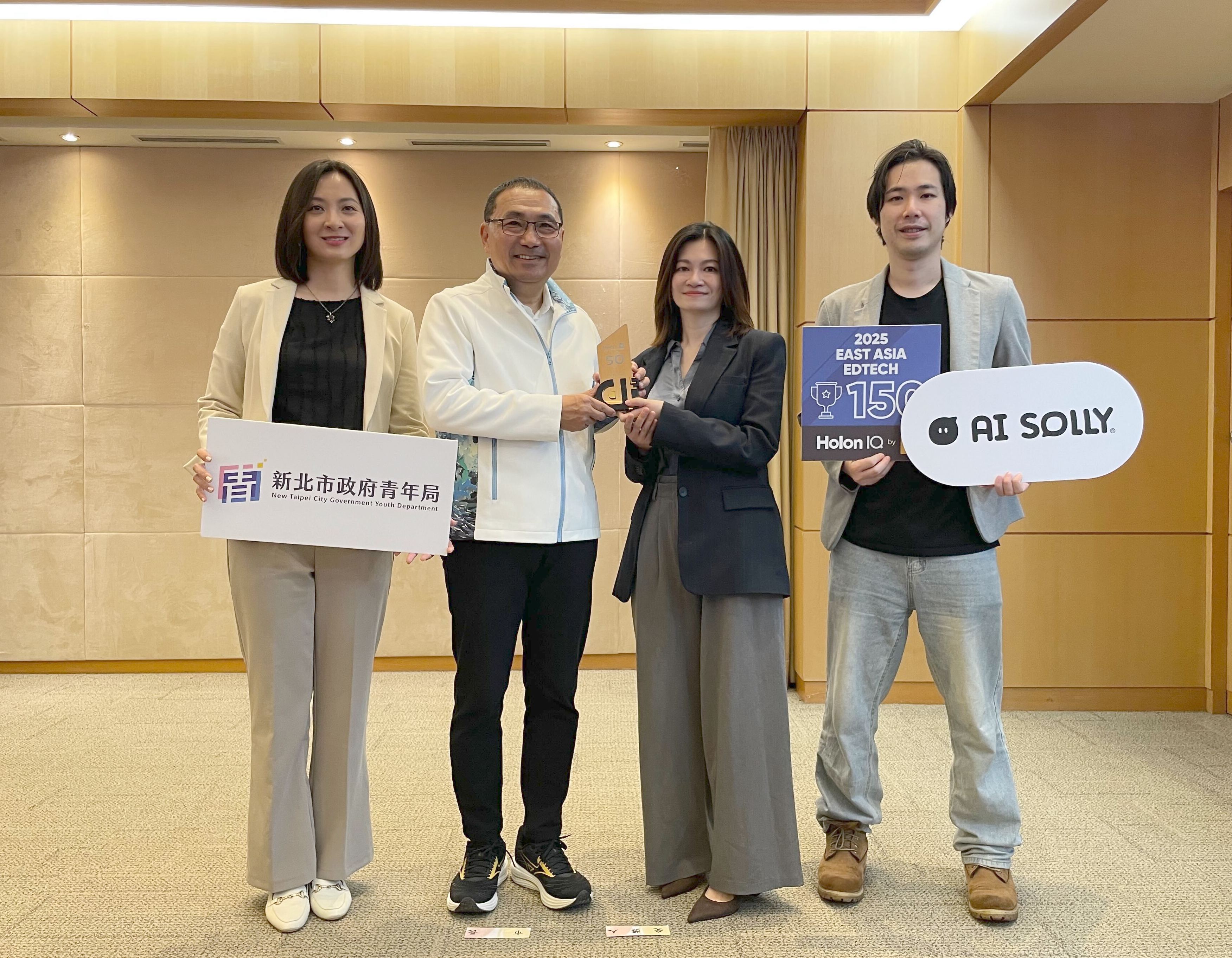 宇宙製造股份有限公司宇宙製造獲HolonIQ「Taiwan EdTech 50」，曾怡璇執行長(右二)向侯市長分享亮眼成績。