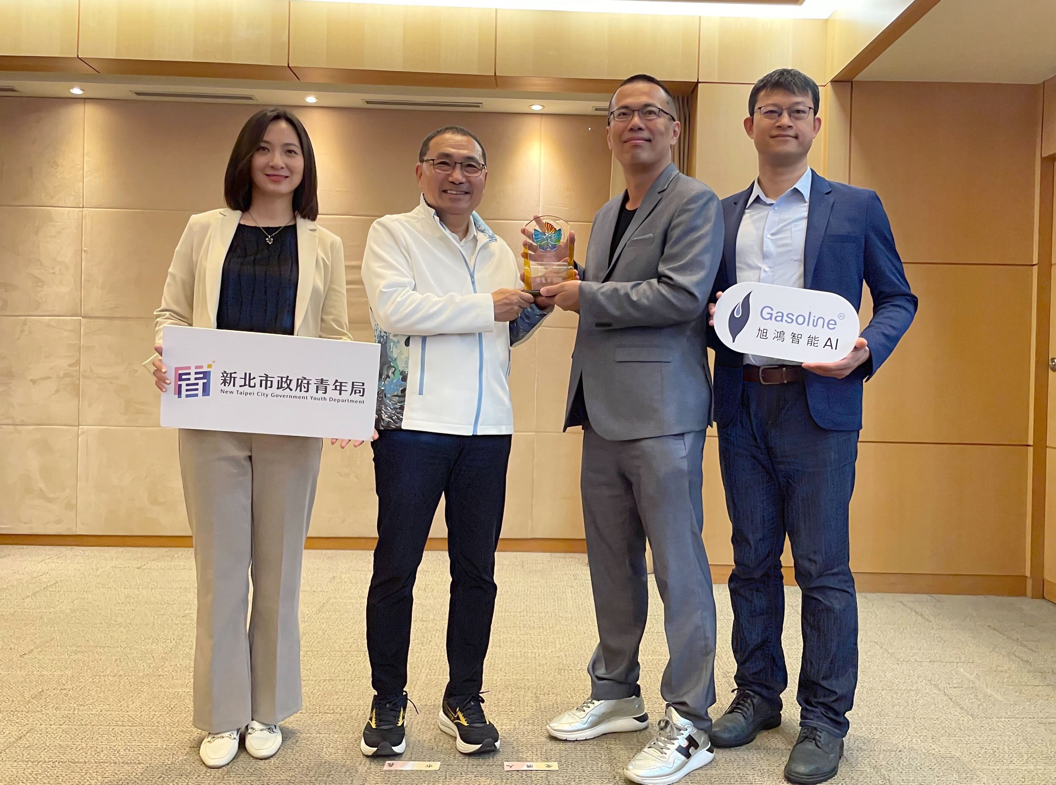 旭鴻智能股份有限公司奪「2026智慧城市創新應用獎」，加速推動企業節能減碳，創辦人李達生(右二)與陳彥棠技術長(右一)向侯市長分享成果。