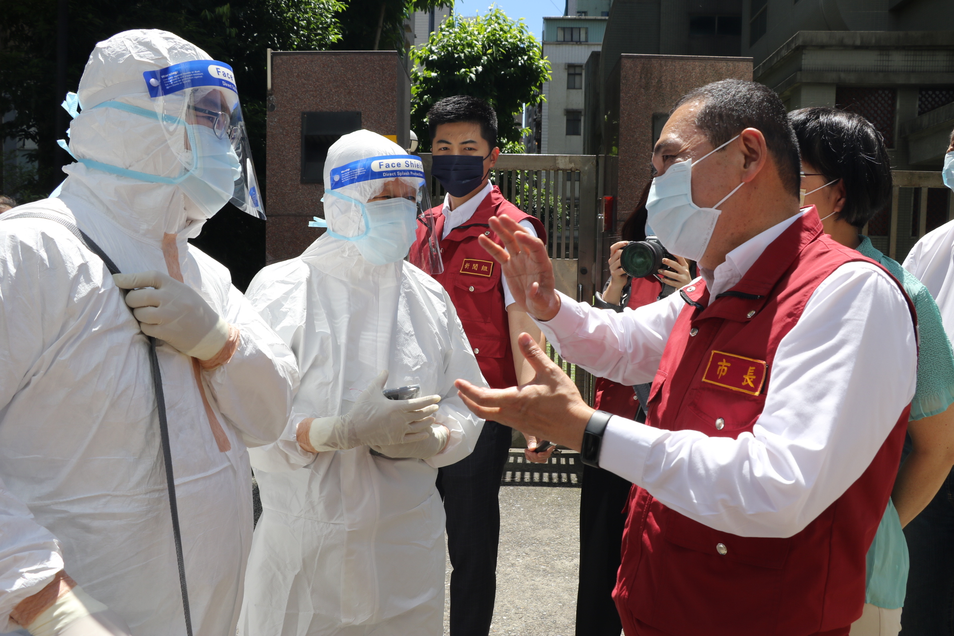 新北市在疫情期間成立到宅快篩、照護隊 侯友宜市長特地前往同仁醫院慰問.