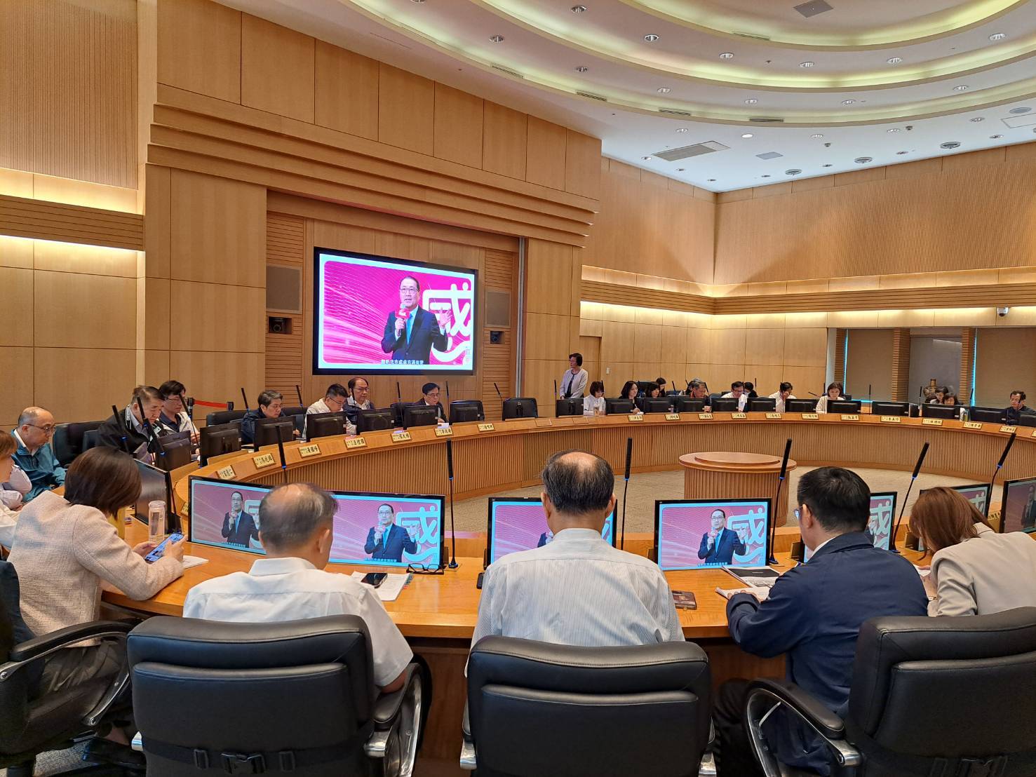 社會局長李美珍在市政會議中報告新北市好日子愛心大平台的成果。