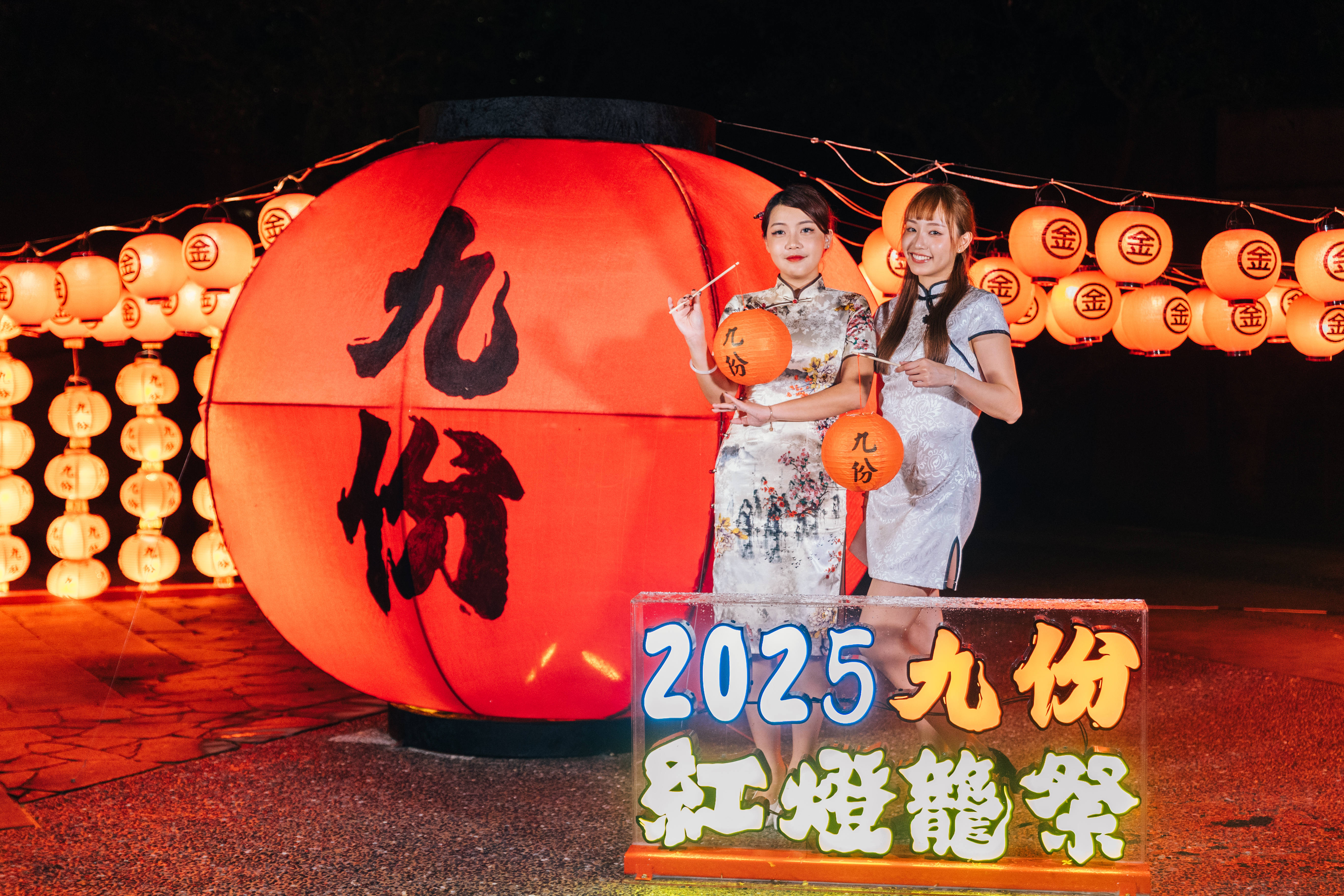  新北市政府觀光旅遊局以「九份紅燈籠」鮮明意象，將紅燈籠打造成九份嶄新亮點。