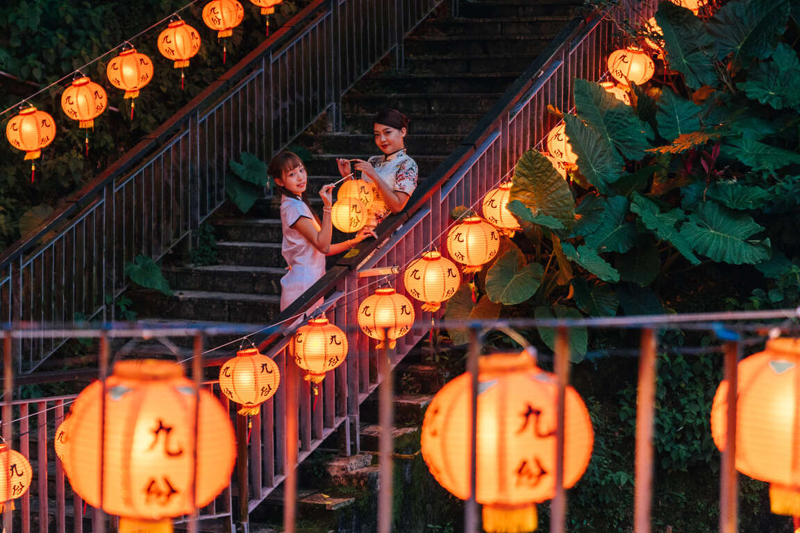  「2025九份紅燈籠祭」提供復古旗袍租借服務，讓民眾手提提燈漫步於紅澄燈火掩映的山城石階，身歷其境感受九份特有的文化氛圍。