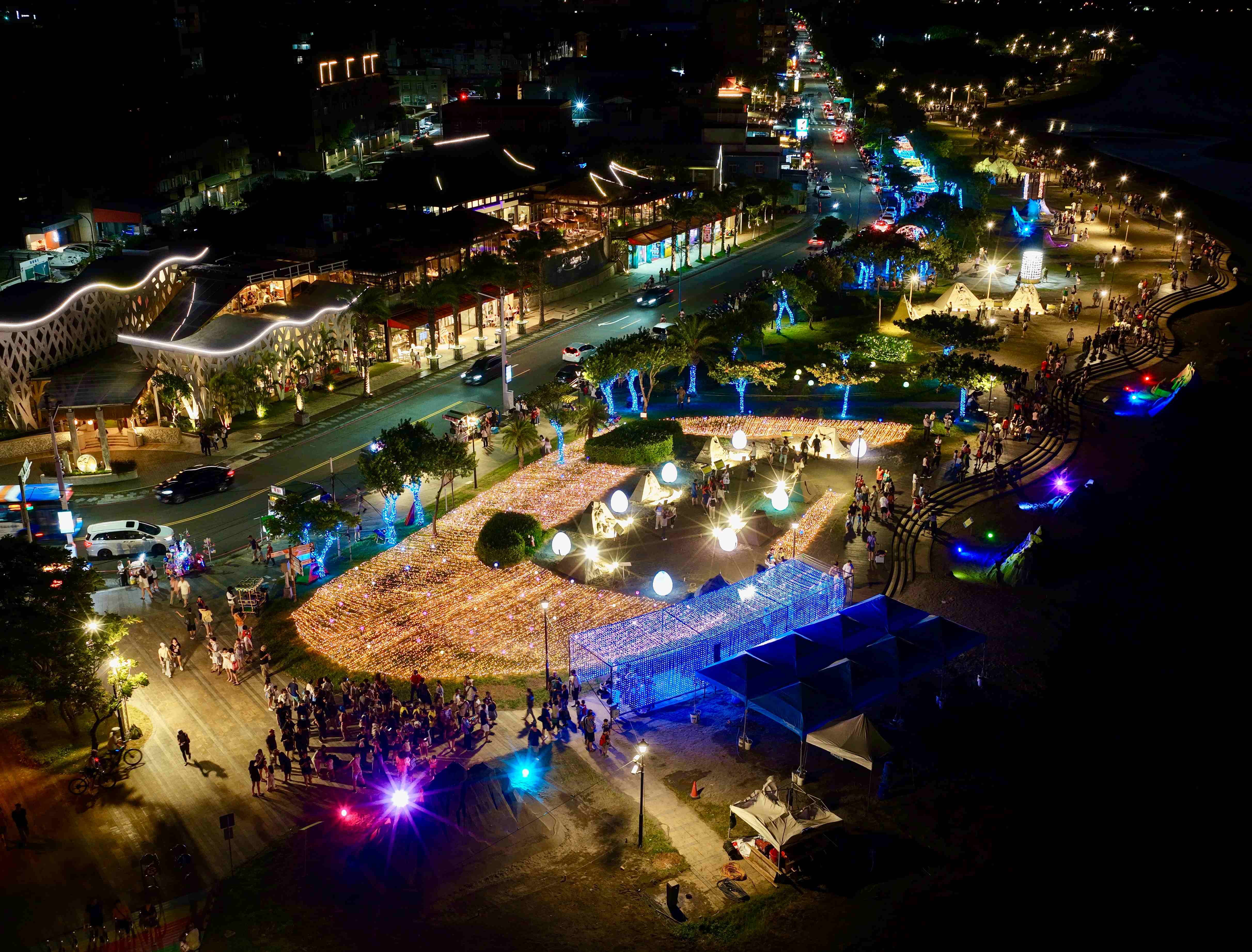  沙雕與光雕使八里的夜晚呈現另一種樣貌