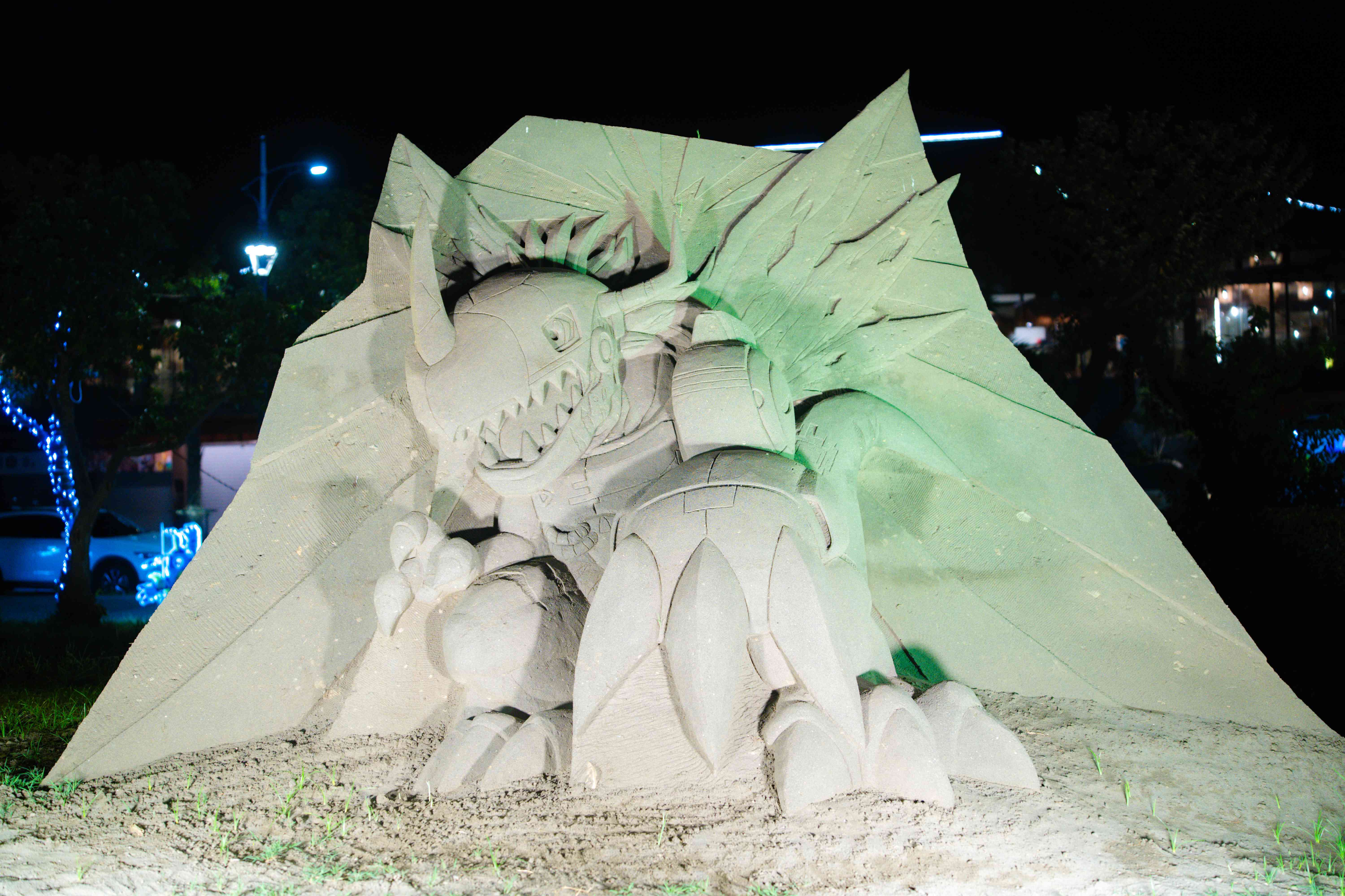  燈光照射下，夜晚與白天的沙雕有著不同的氛圍