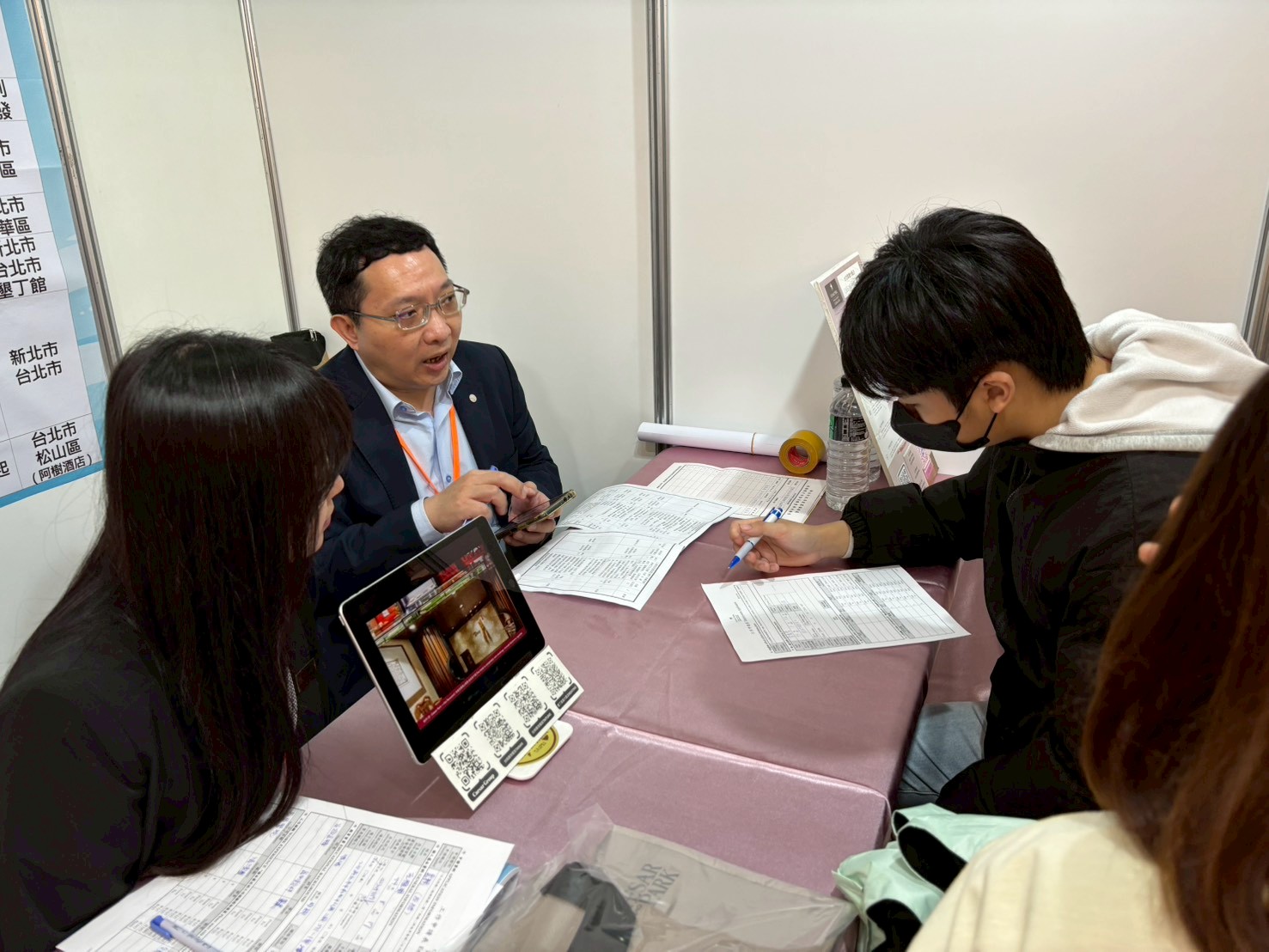 同學向廠商詢問工作內容