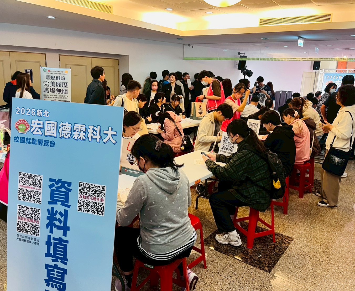 學生積極參與填寫履歷