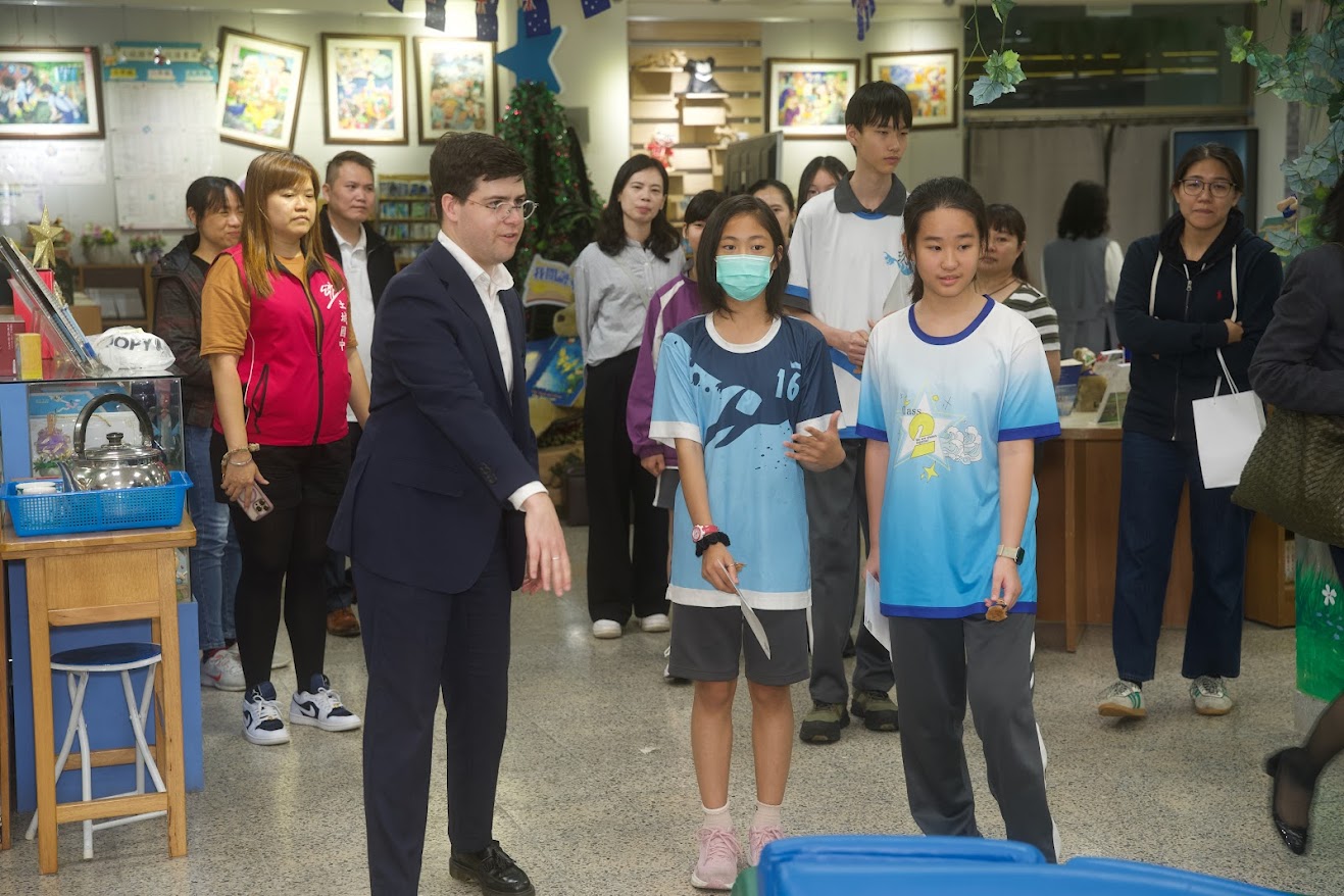 土城國中學生向黃凱希副處長介紹校內頗具特色的圖書館，並在館內交流