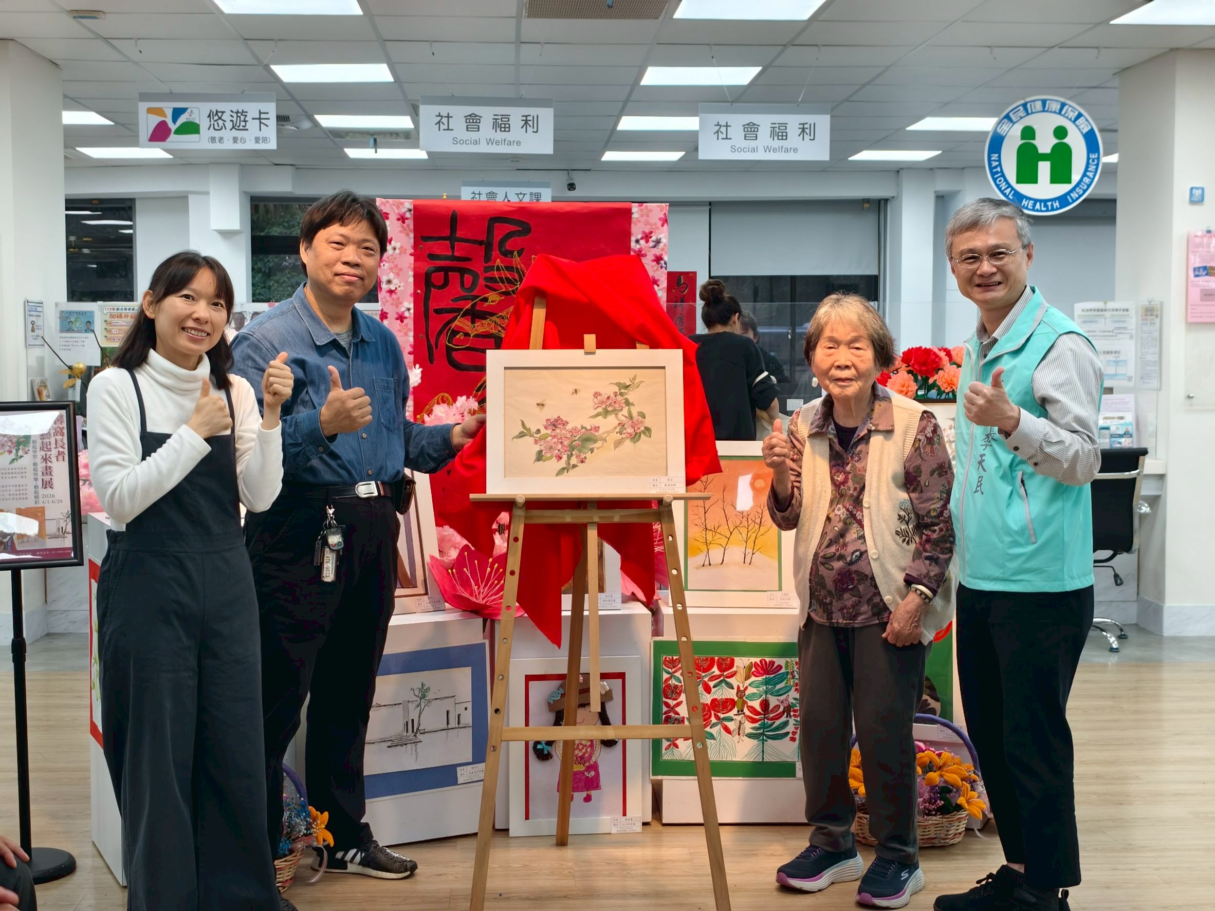 今日舉辦展覽開幕儀式，由李天民區長、新生活促進會李雅富秘書長、董木雨彤老師及最年長者陳笑阿嬤一同為展覽揭幕。