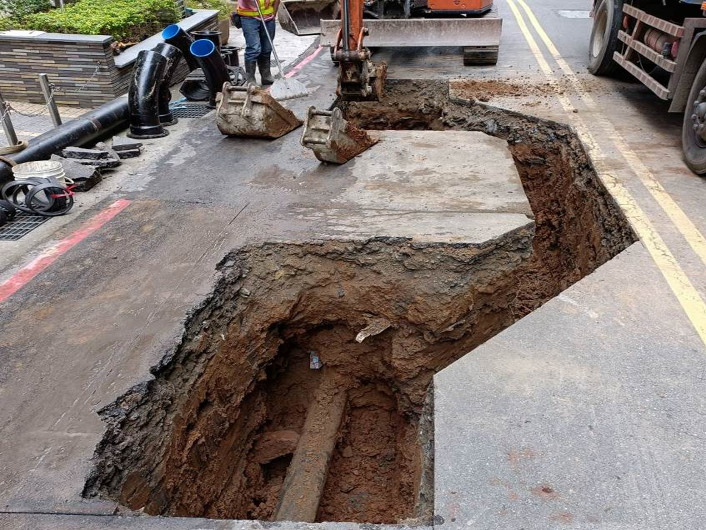 經現場試挖發現路徑下方有台電、自來水等民生管線，與規劃埋設污水管位置衝突