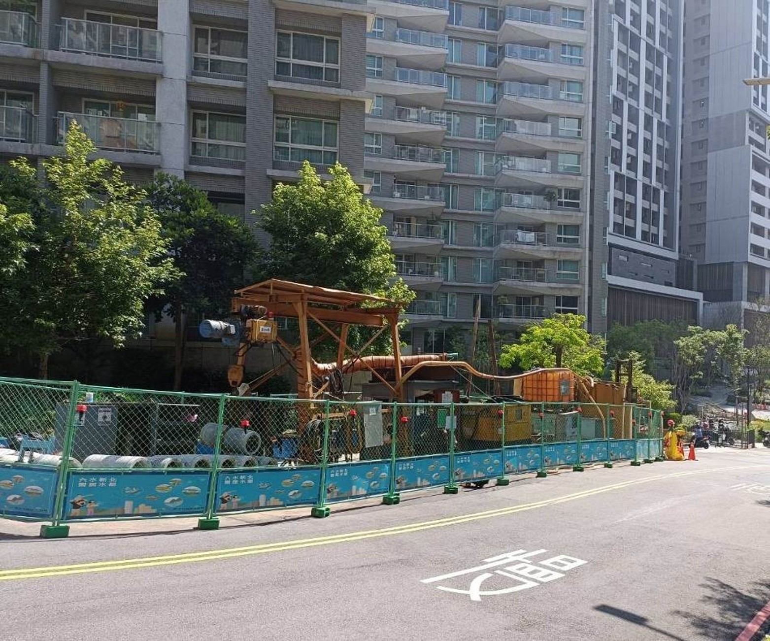 完成管線遷移後，水利局團隊接續進場施工