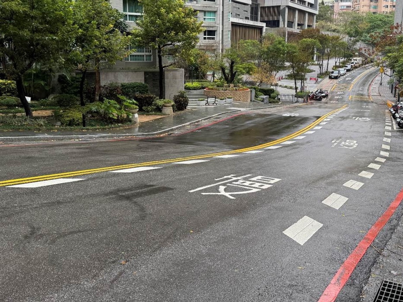 印象法蘭社區用戶接管完工後，社區前道路恢復平整