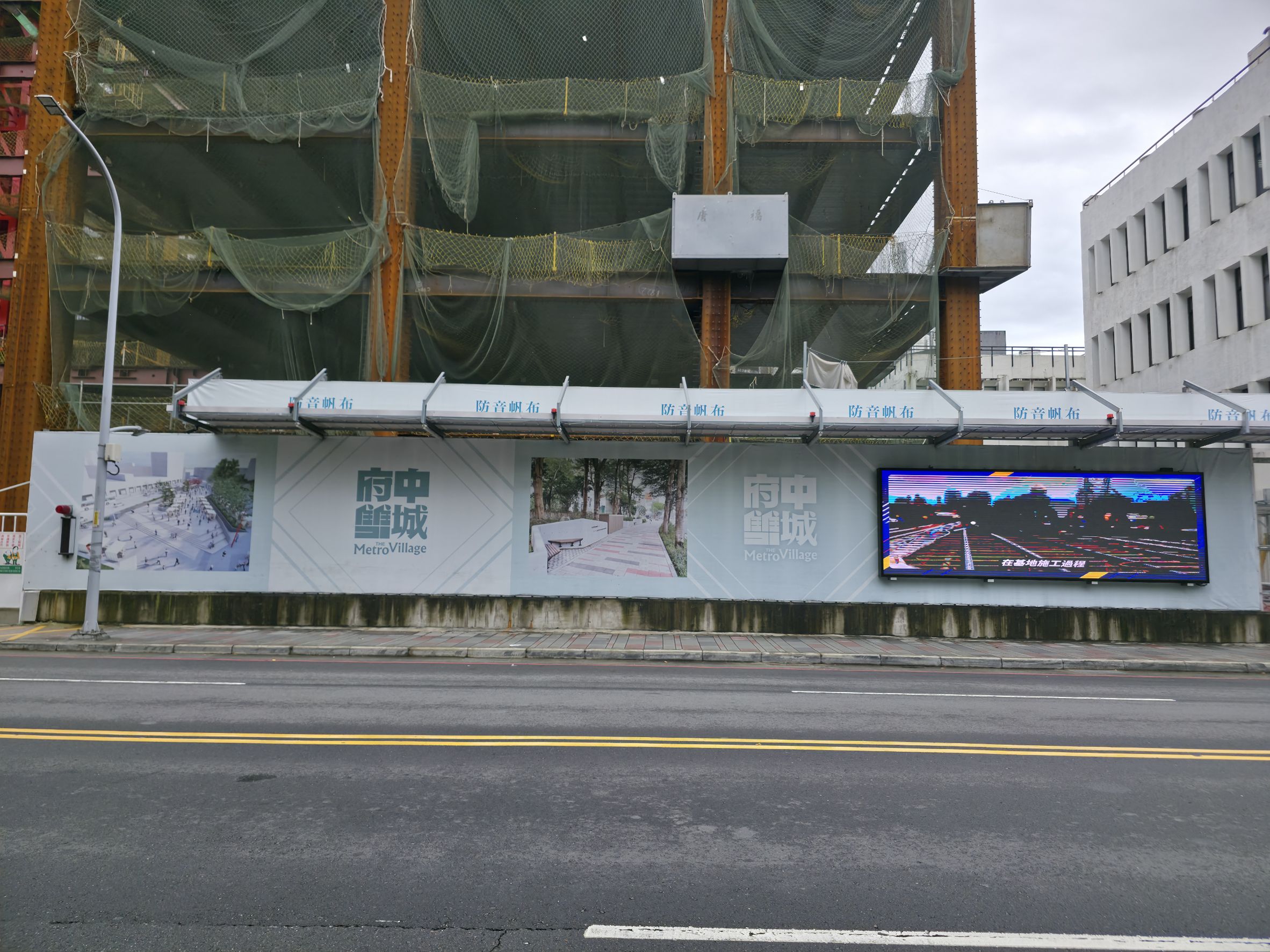 圖說 新北市友善建築工地新制度，規範圍籬底色限定白或綠色，嚴禁張貼與工地無關的廣告，保持整潔，提升市容品質。