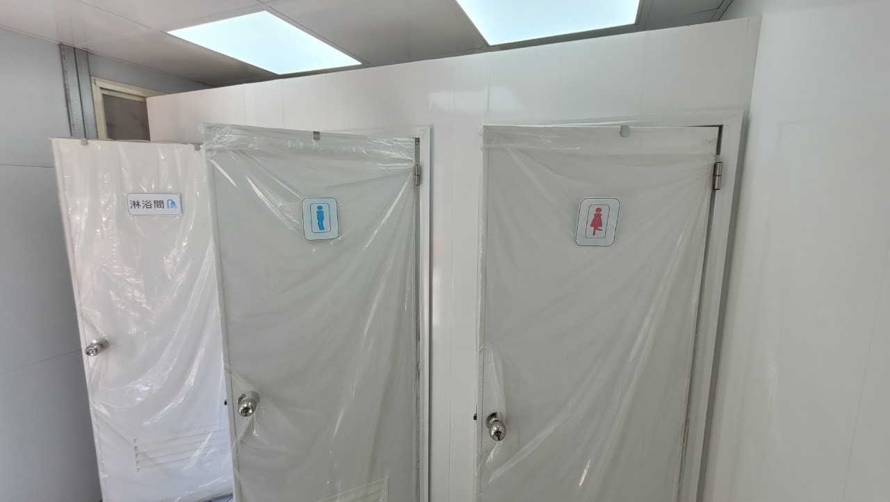 圖說 施工場域規定須設置「性別友善廁所」與「女性專屬休息室」，並張貼性別友善標語，打破工地刻板印象。