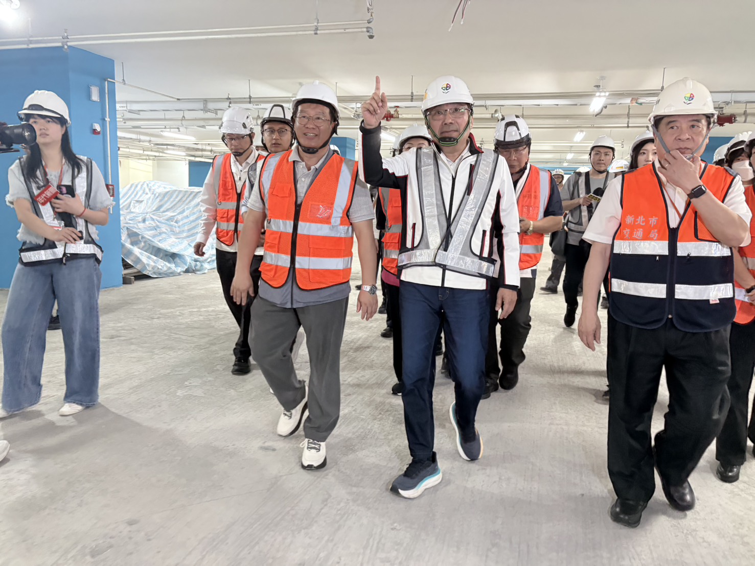 市長指示施工團隊強化工區動線分流與防護措施，降低對師生活動影響，確保教學環境安全無虞。