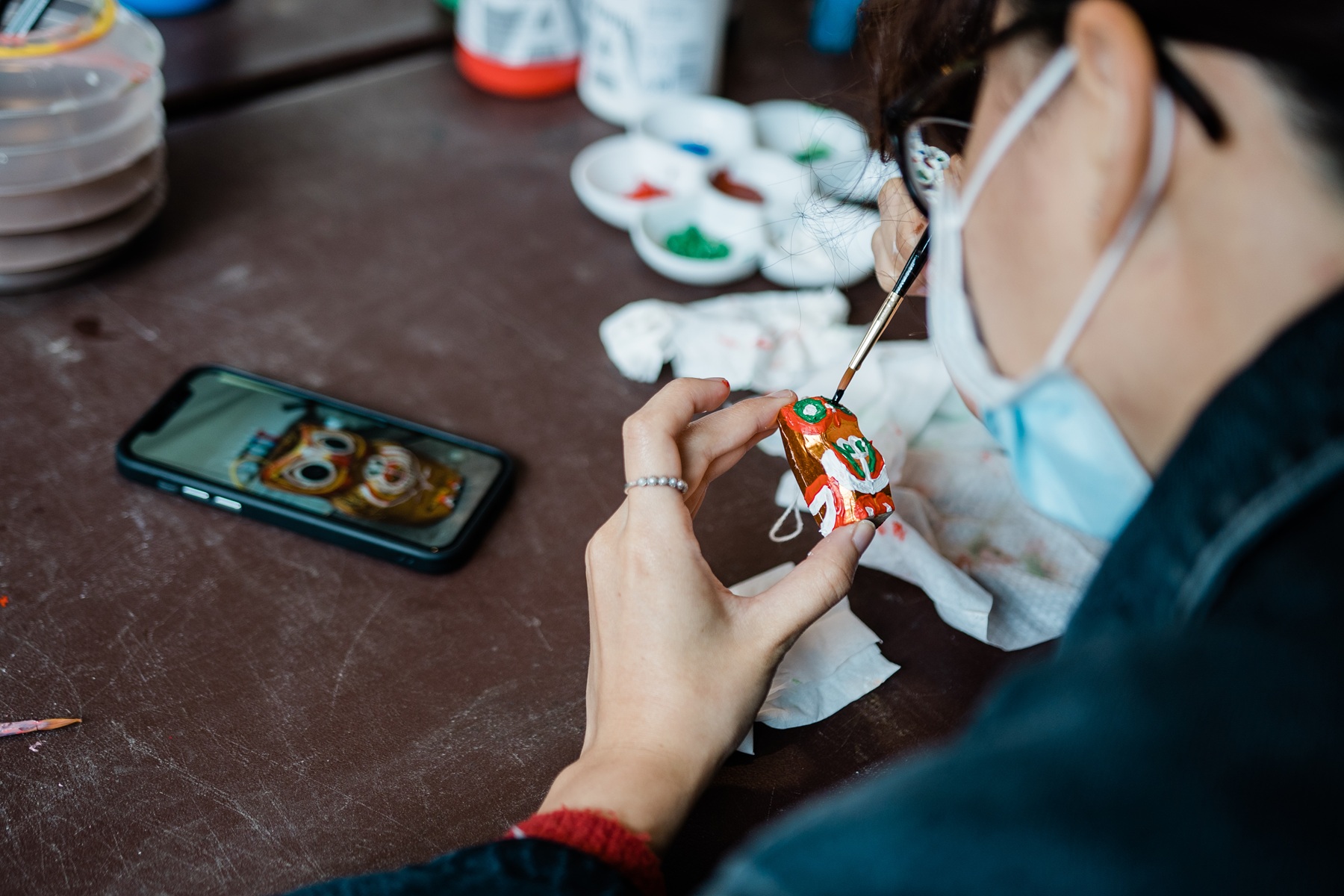 工藝體驗中的「彩繪貓頭鷹」為緬甸文化中帶來吉祥與招財的象徵。