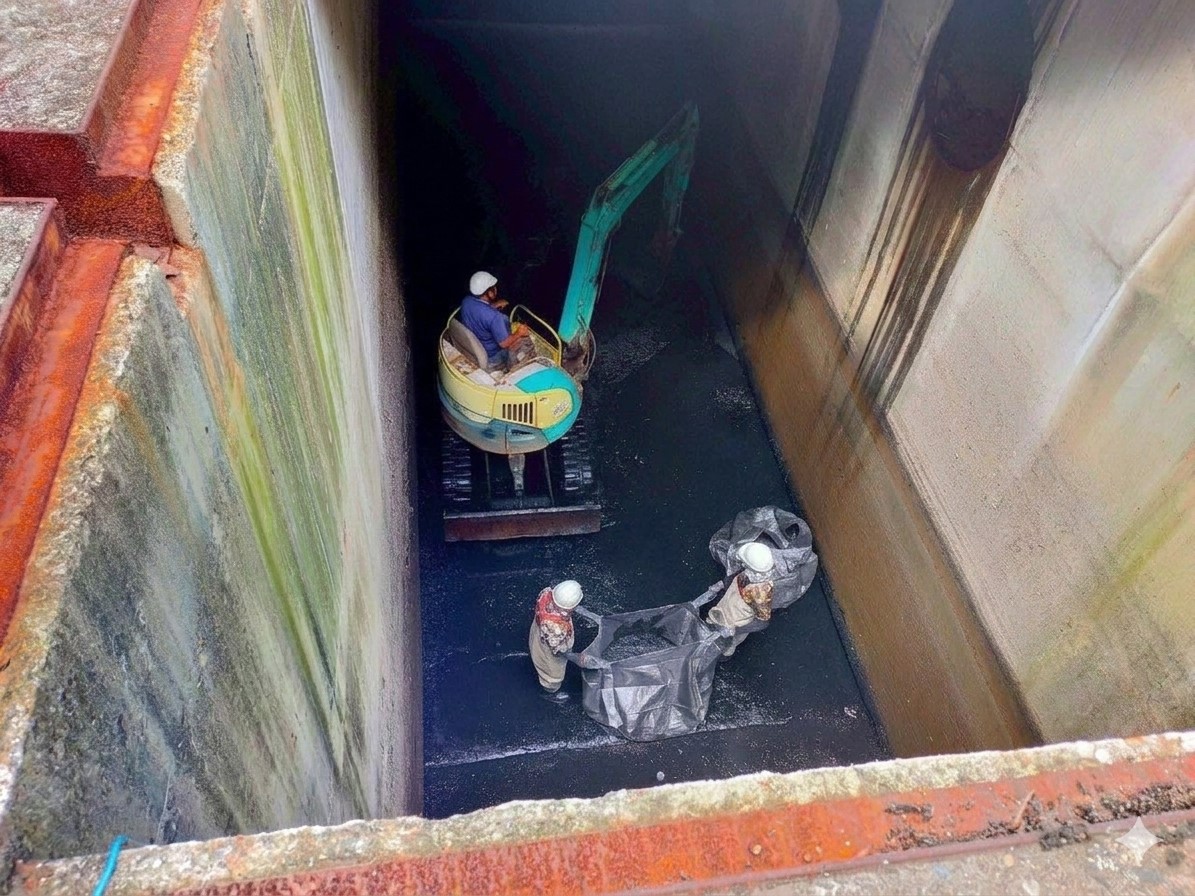 鴨母港渠道因沉砂過多需借助機具清淤