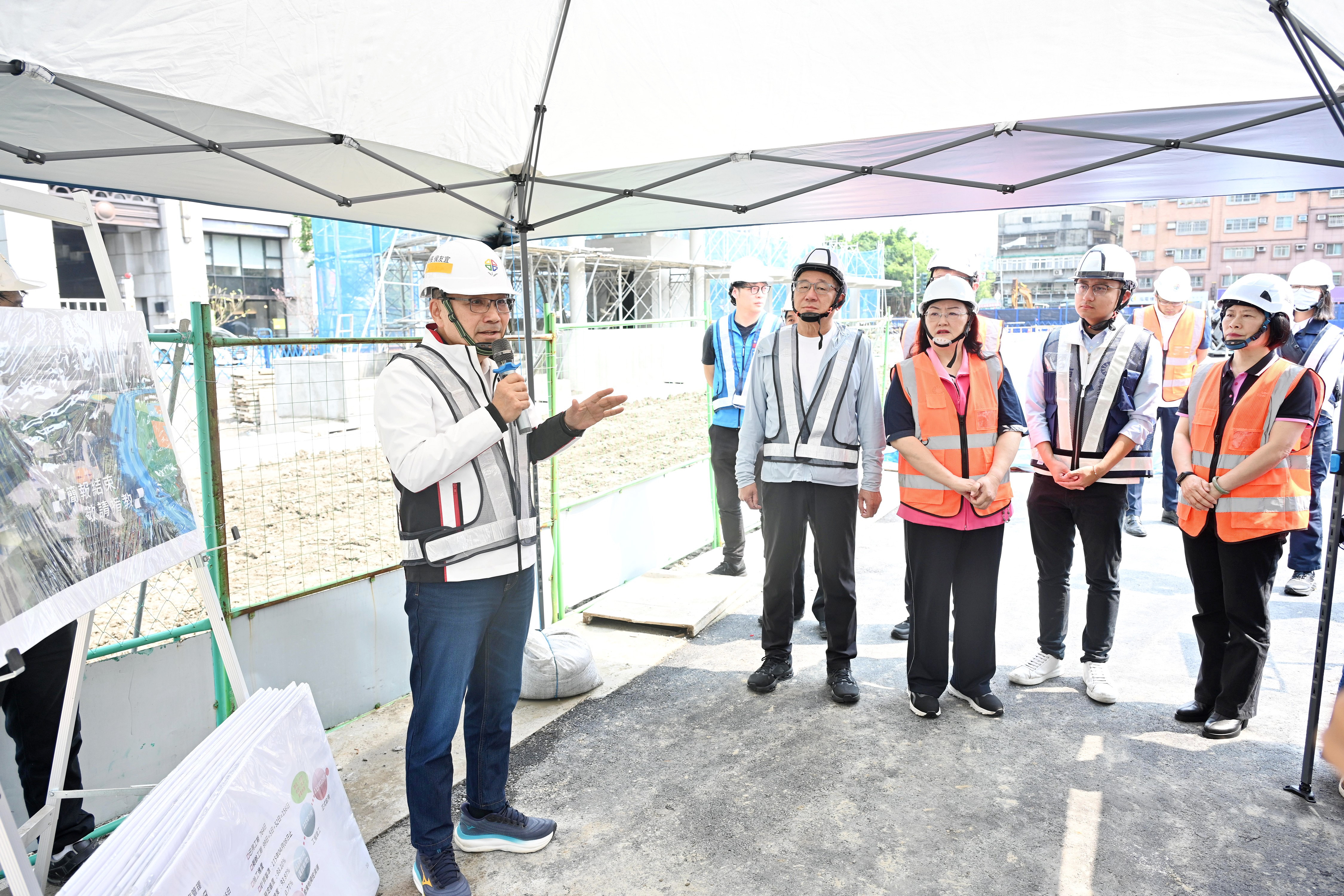 侯友宜指出，永和地區地狹人稠，興建停車場有其必要。永平國小地下停車場自113年1月動工，歷經原物料短缺等挑戰，目前進度達93.87%，比預期超前0.77%。