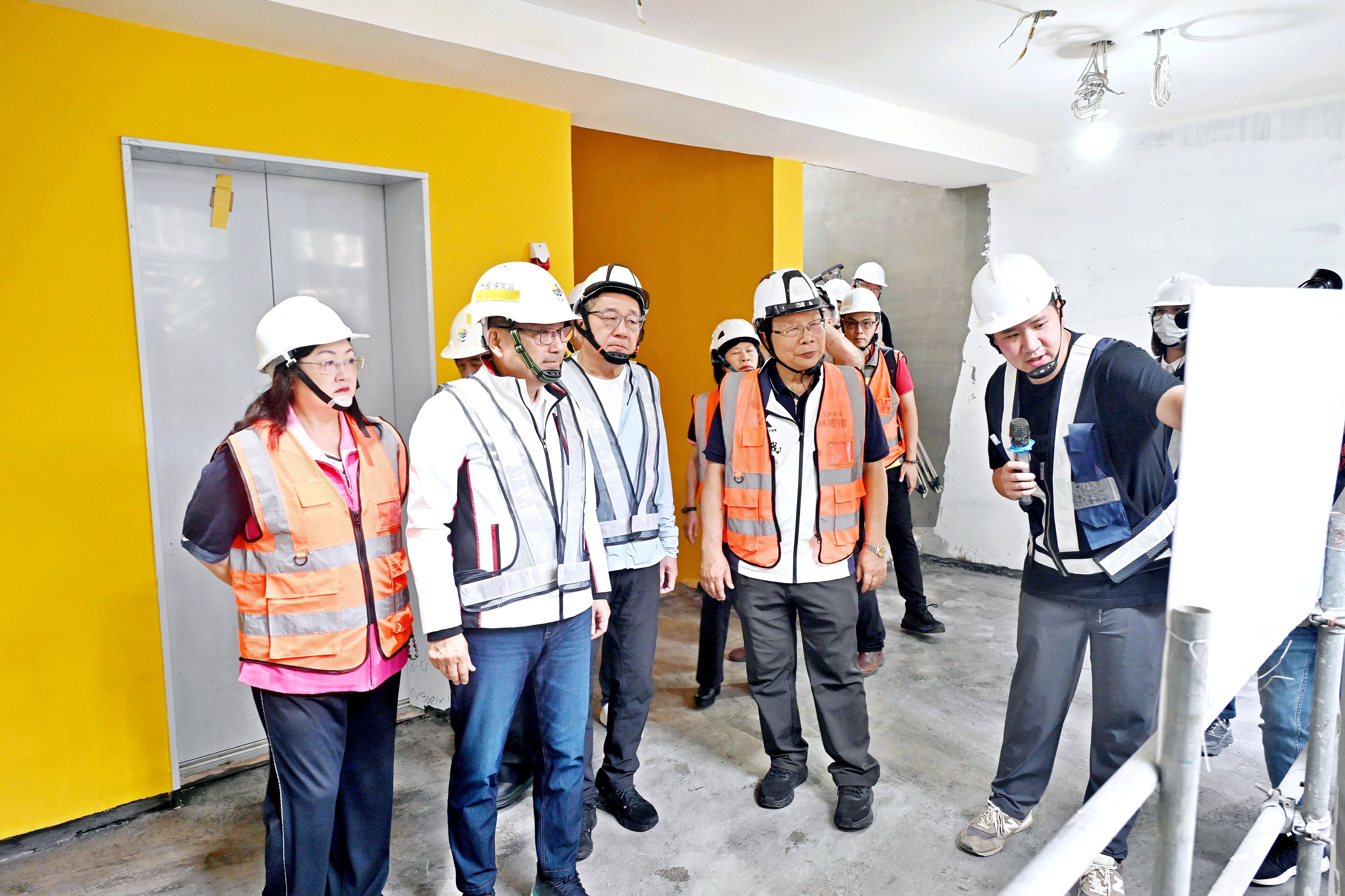 侯友宜表示，捷運萬大中和線預計明年完工，停車場設有連通道與萬大中和線LG05站連接，有效紓解捷運系統停車位需求。