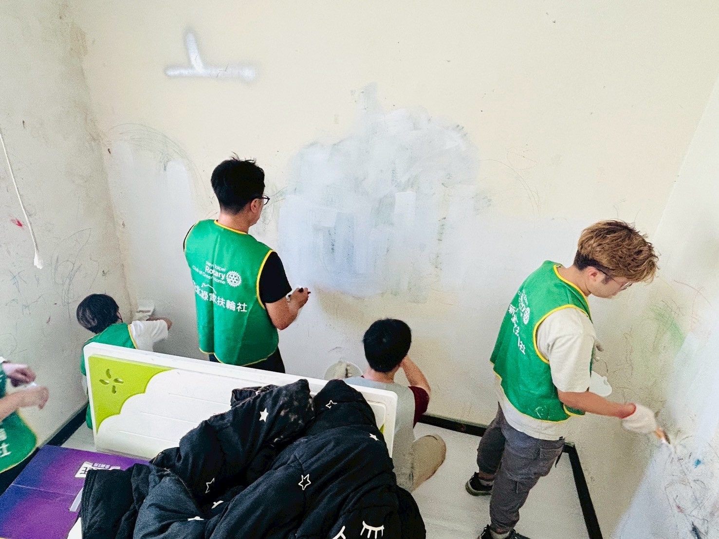 綠家扶輪社友粉刷案家牆壁
