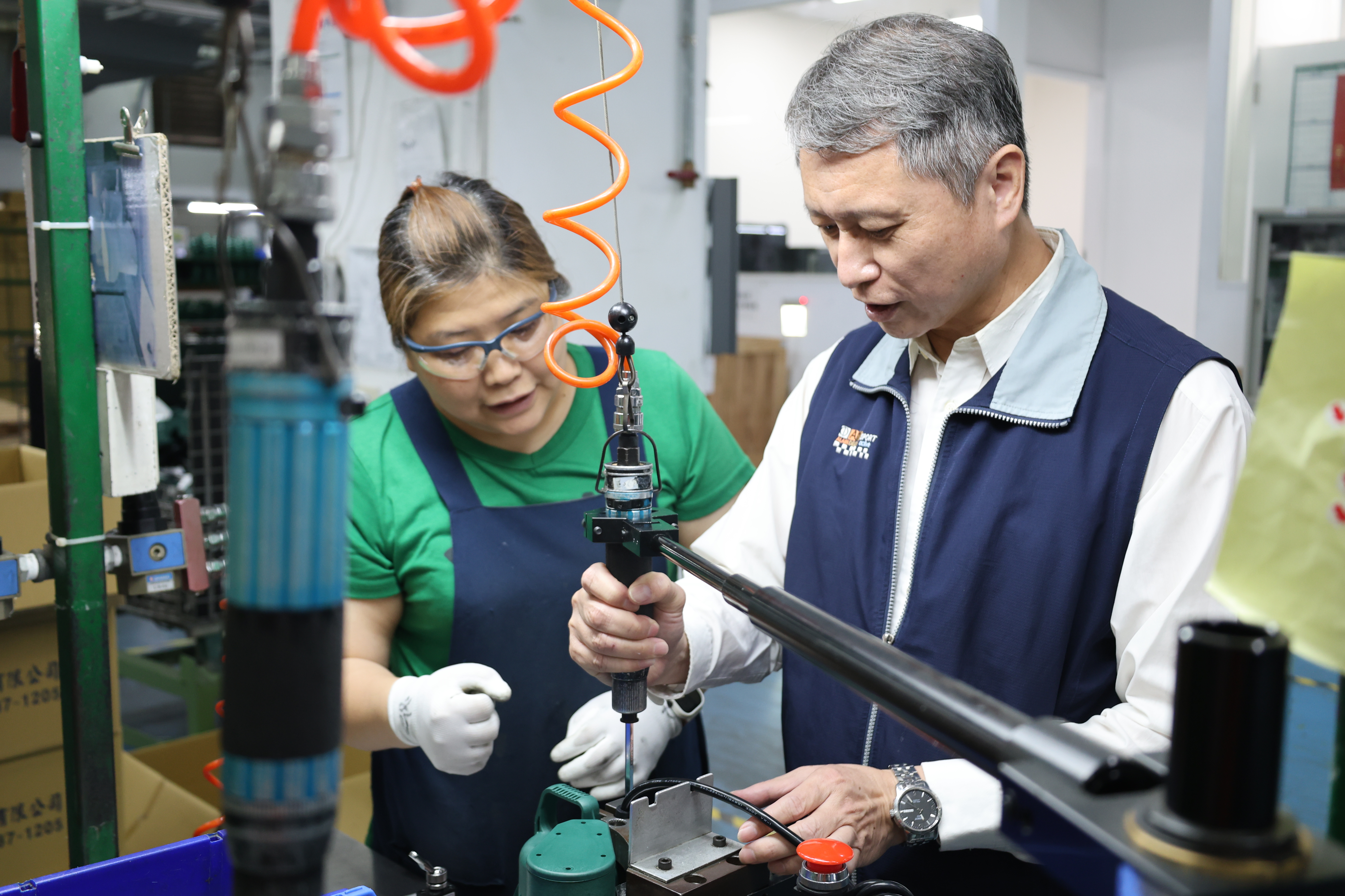 圖說2：勞工局長陳瑞嘉體驗手握氣壓式螺絲起子，動作俐落地輕鬆完成組裝。