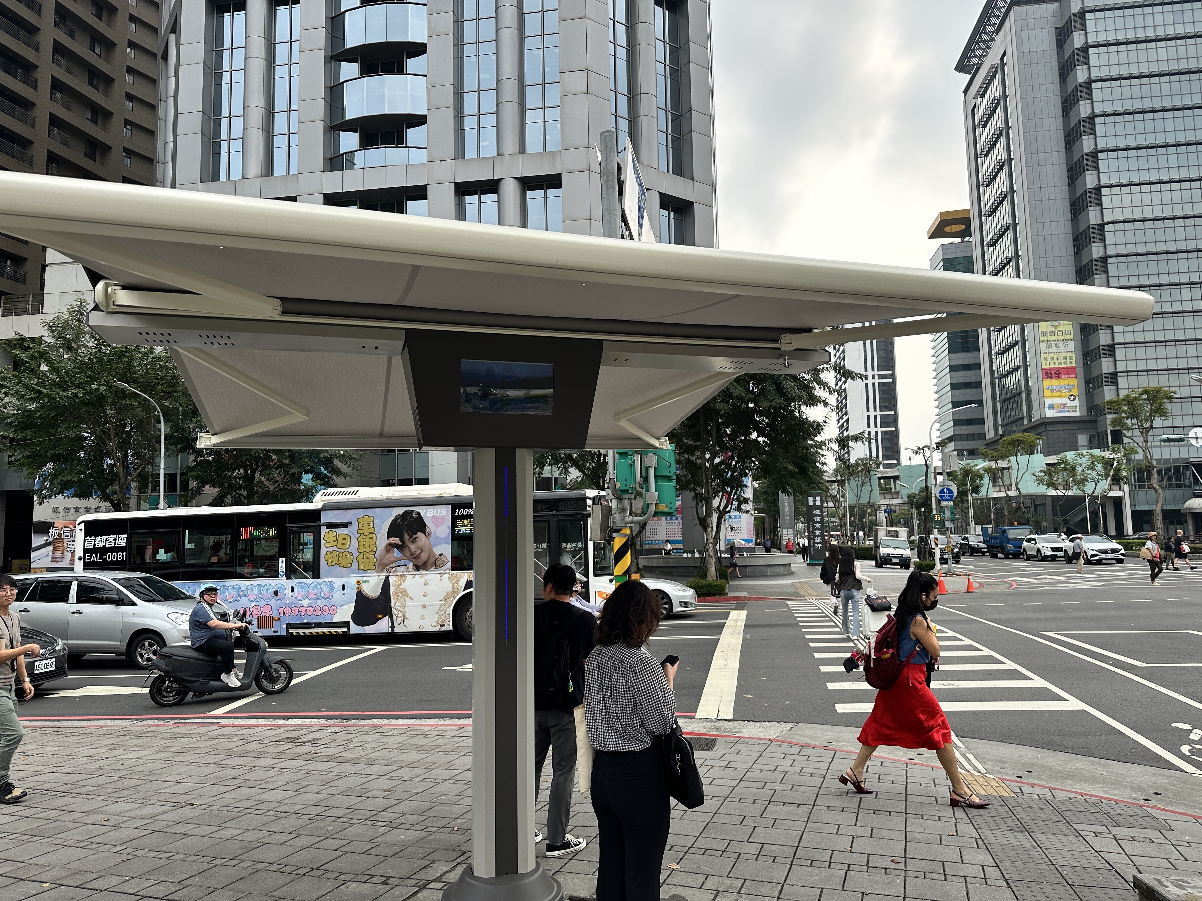 板橋車站前路口設「自動化人行道遮陽傘」　