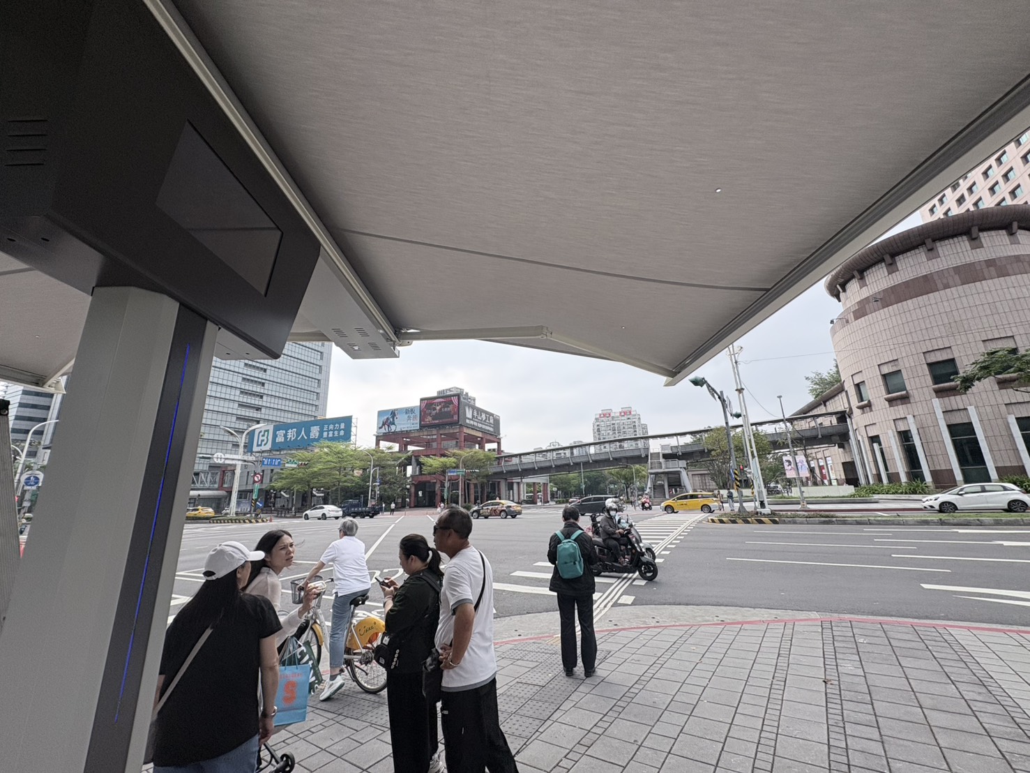 遮陽傘展開直徑約5公尺，收納後僅約60公分，並採用太陽能供電