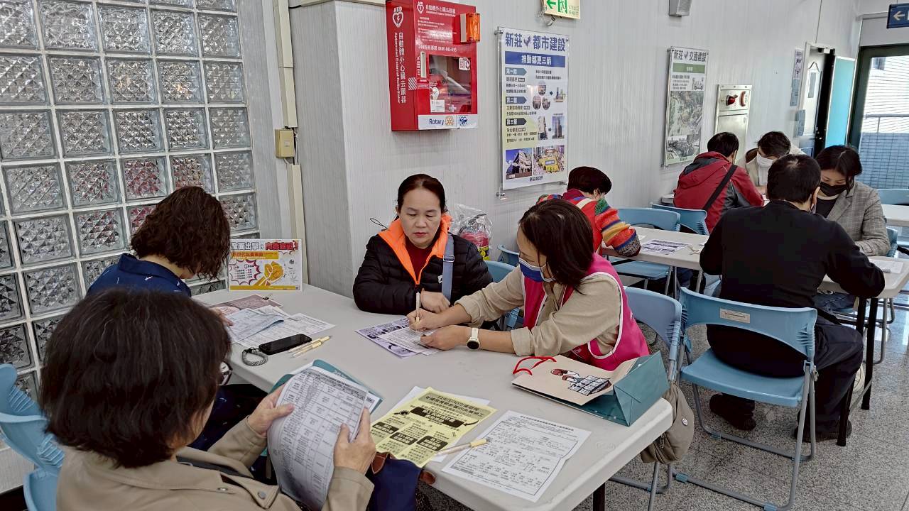 工作人員協助民眾填寫履歷